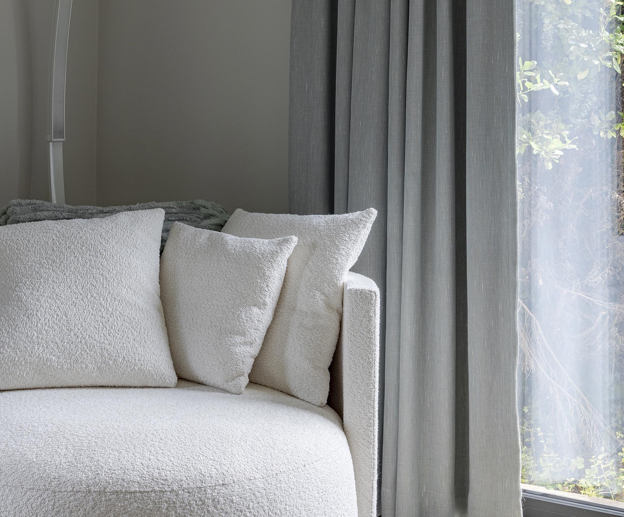 Chambre parentale contemporaine avec mobilier sur mesure, éclairage feutré et habillages de fenêtres élégants, dans une atmosphère douce, intime et haut de gamme