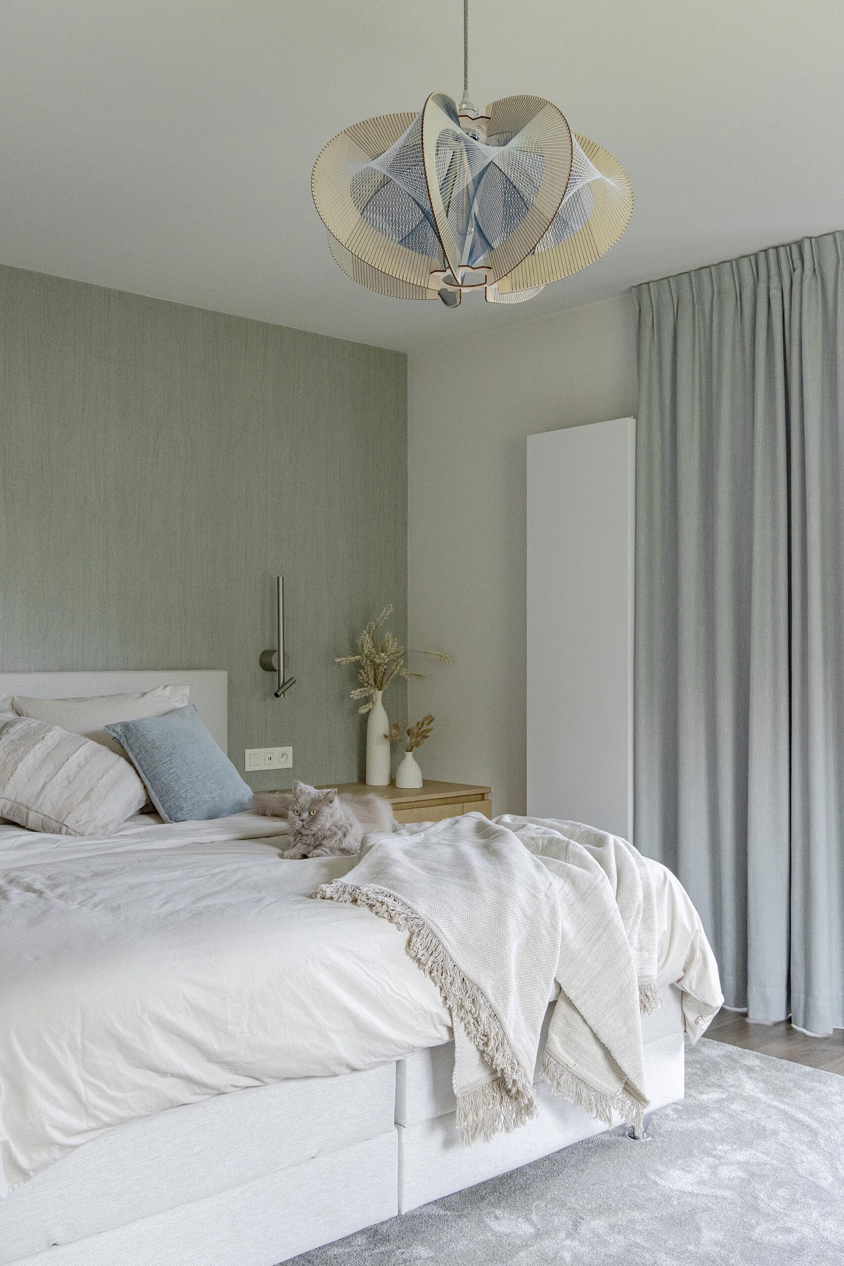 Chambre parentale contemporaine avec mobilier sur mesure, éclairage feutré et habillages de fenêtres élégants, dans une atmosphère douce, intime et haut de gamme