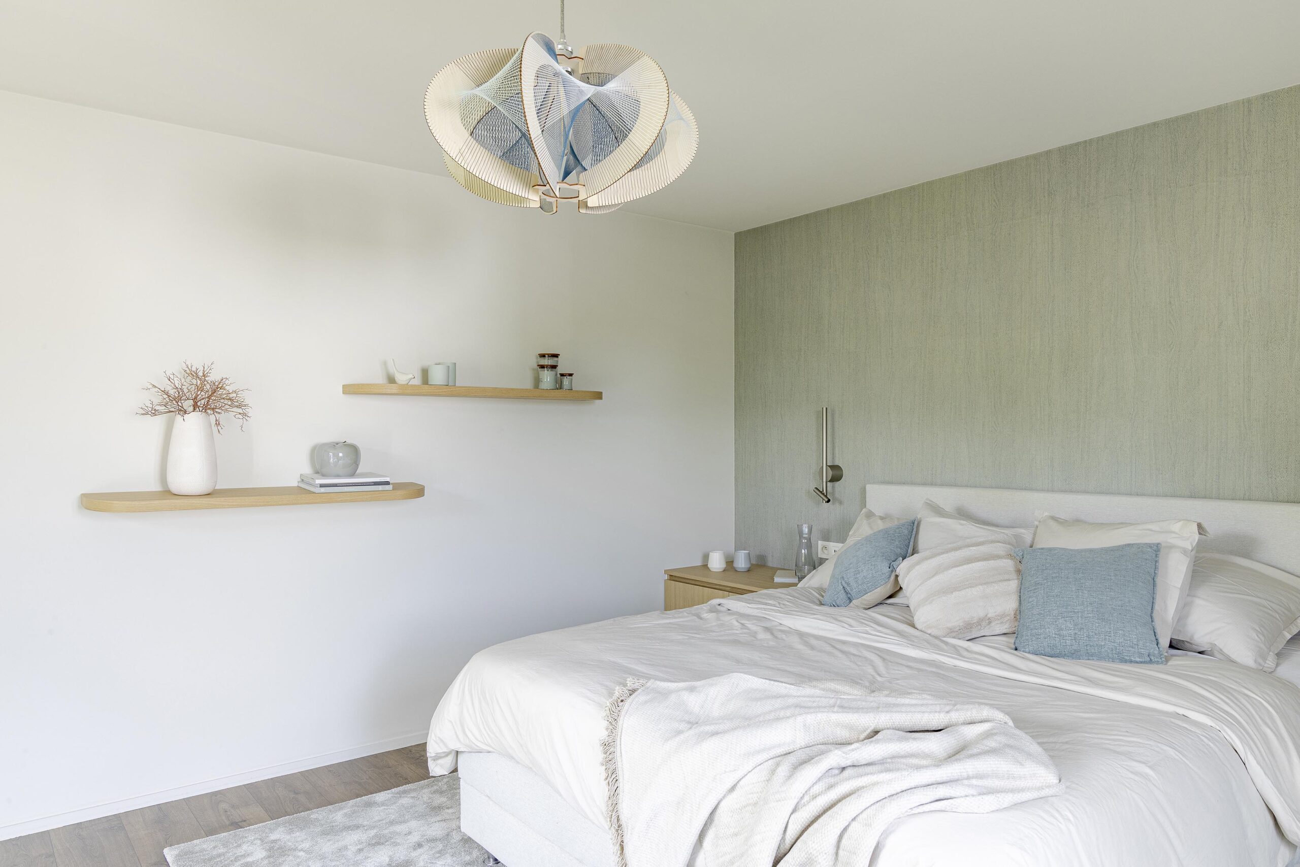Chambre parentale contemporaine avec mobilier sur mesure, éclairage feutré et habillages de fenêtres élégants, dans une atmosphère douce, intime et haut de gamme