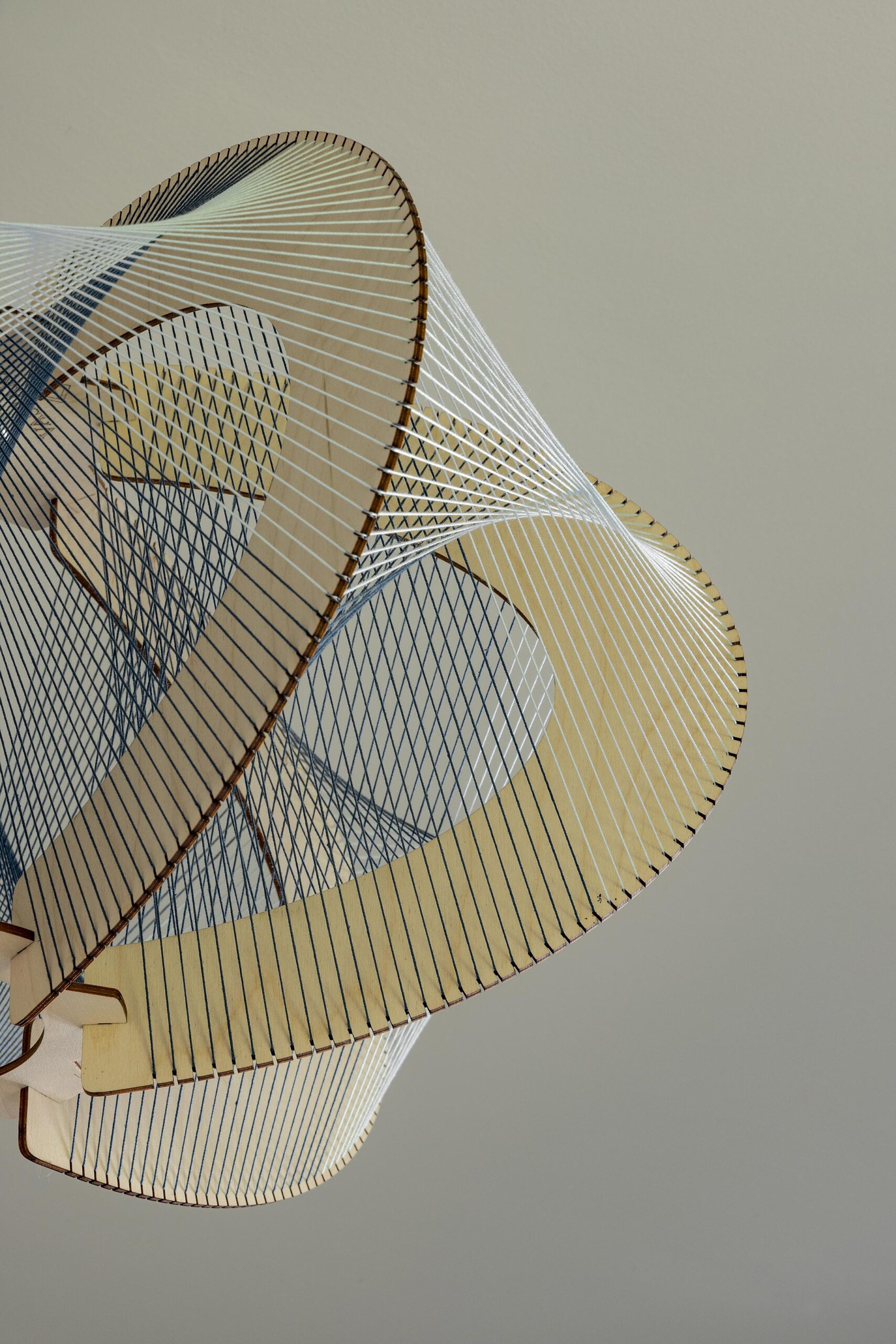 Chambre parentale contemporaine avec mobilier sur mesure, éclairage feutré et habillages de fenêtres élégants, dans une atmosphère douce, intime et haut de gamme