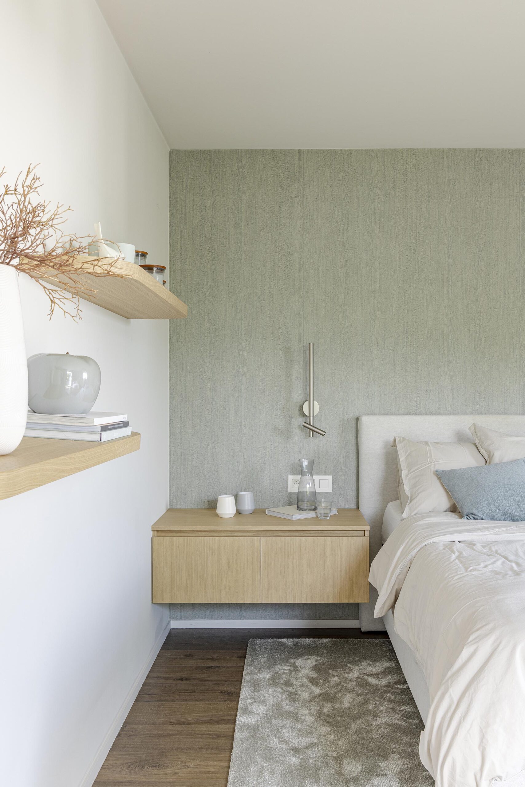 Chambre parentale contemporaine avec mobilier sur mesure, éclairage feutré et habillages de fenêtres élégants, dans une atmosphère douce, intime et haut de gamme