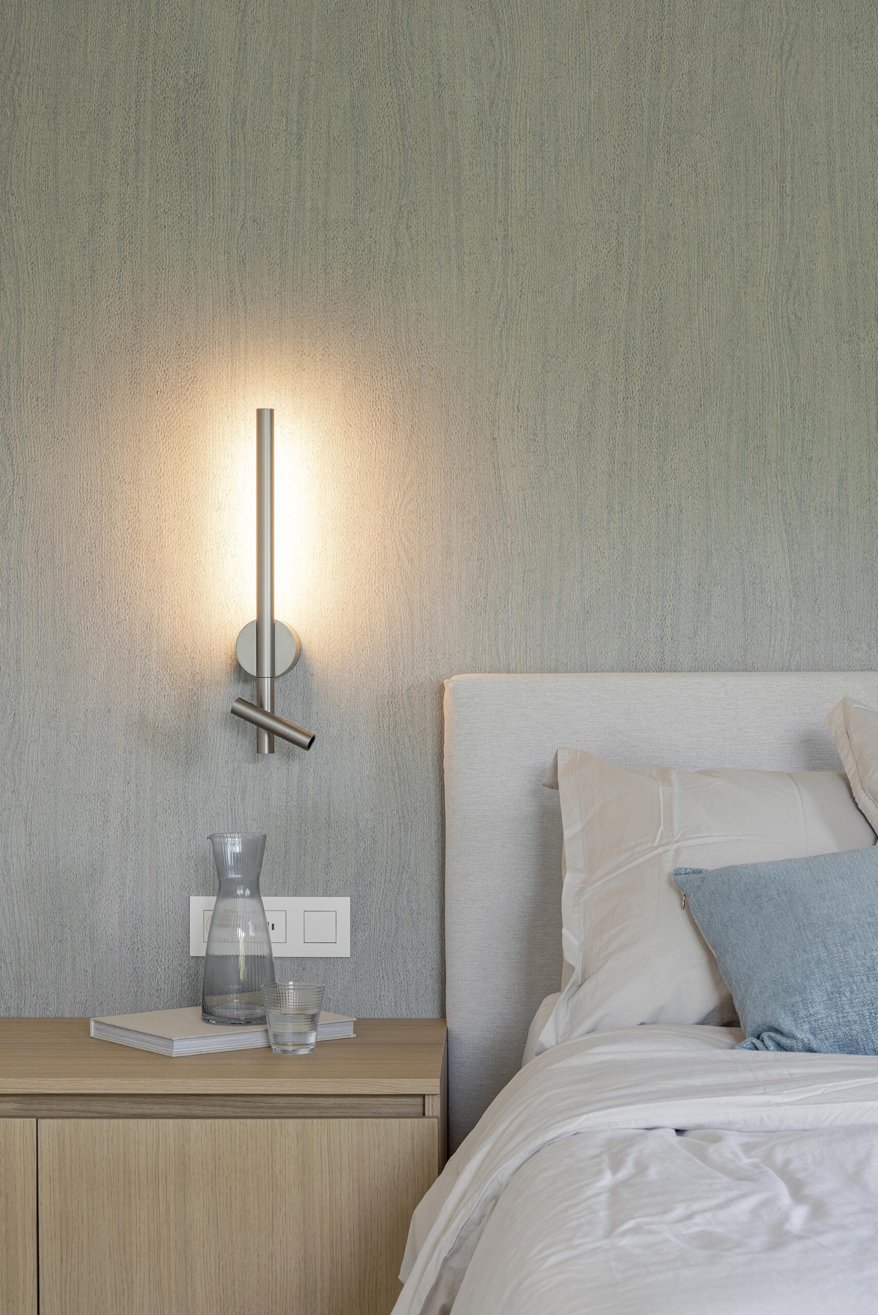 Chambre parentale contemporaine avec mobilier sur mesure, éclairage feutré et habillages de fenêtres élégants, dans une atmosphère douce, intime et haut de gamme