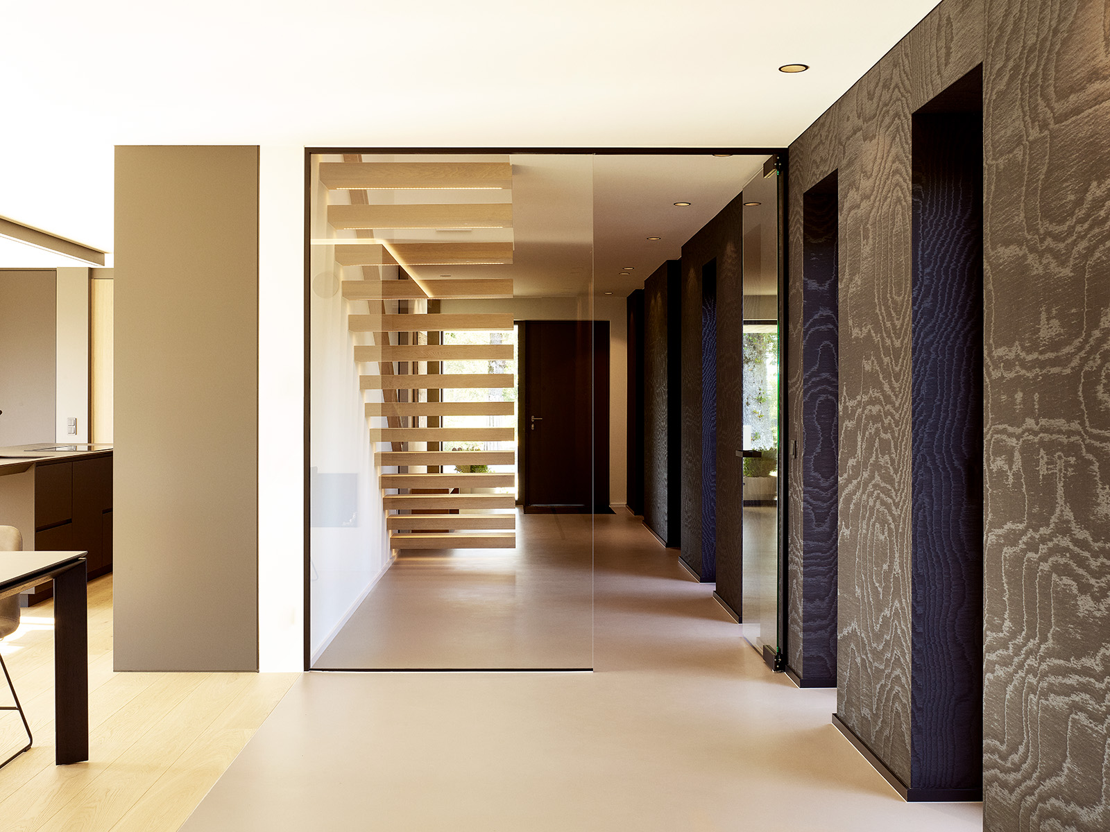 hall baie vitrée contemporain escalier bois