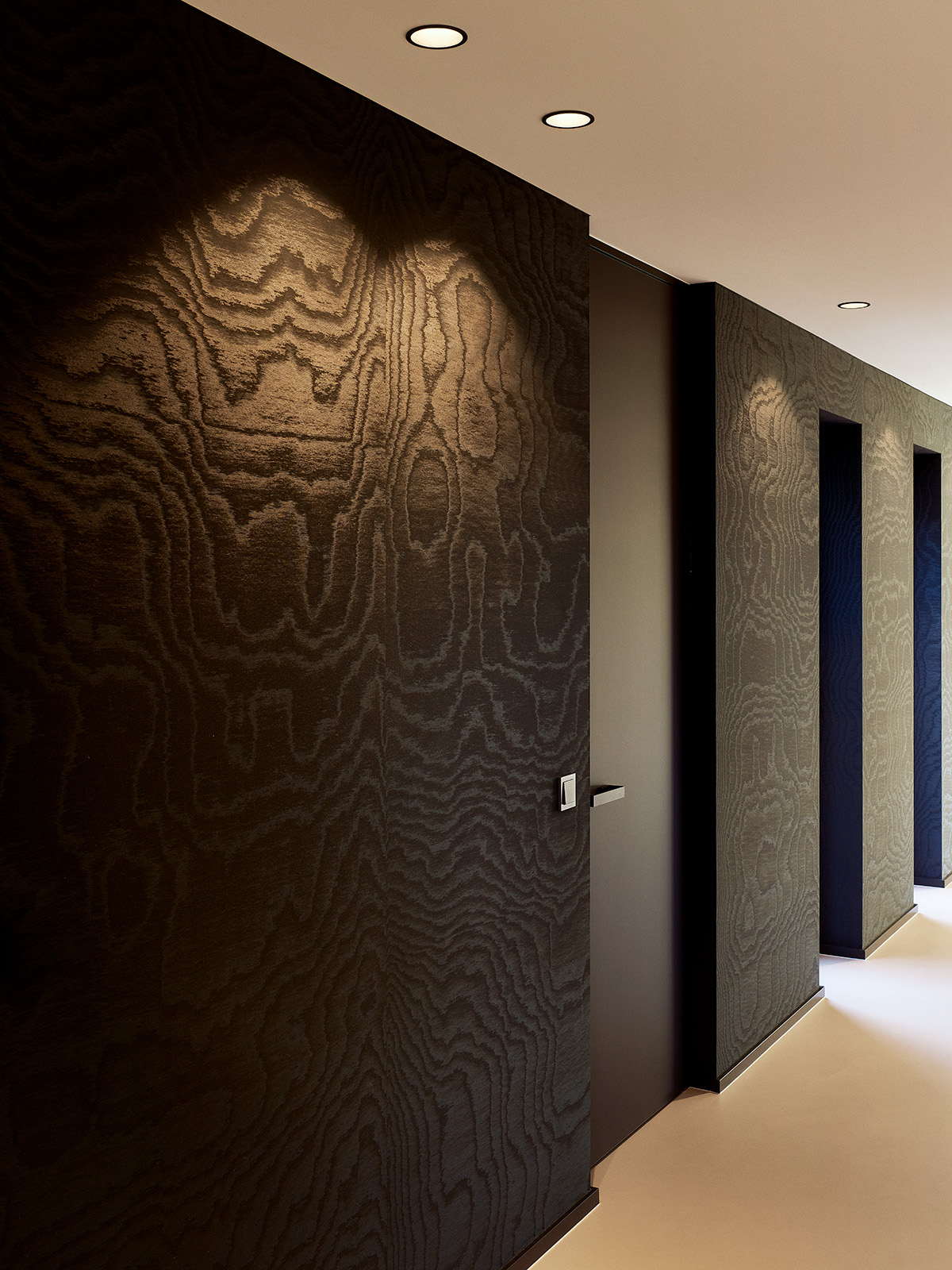 hall contemporain papier peint noir nuances et eclairage