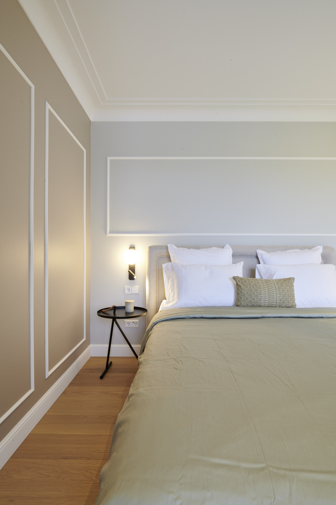 chambre contemporaine moulures