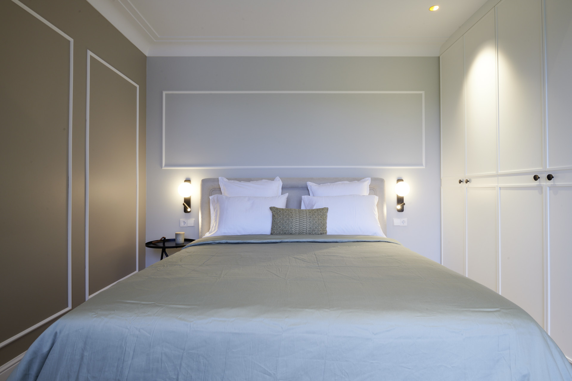 chambre contemporaine lit double moulures