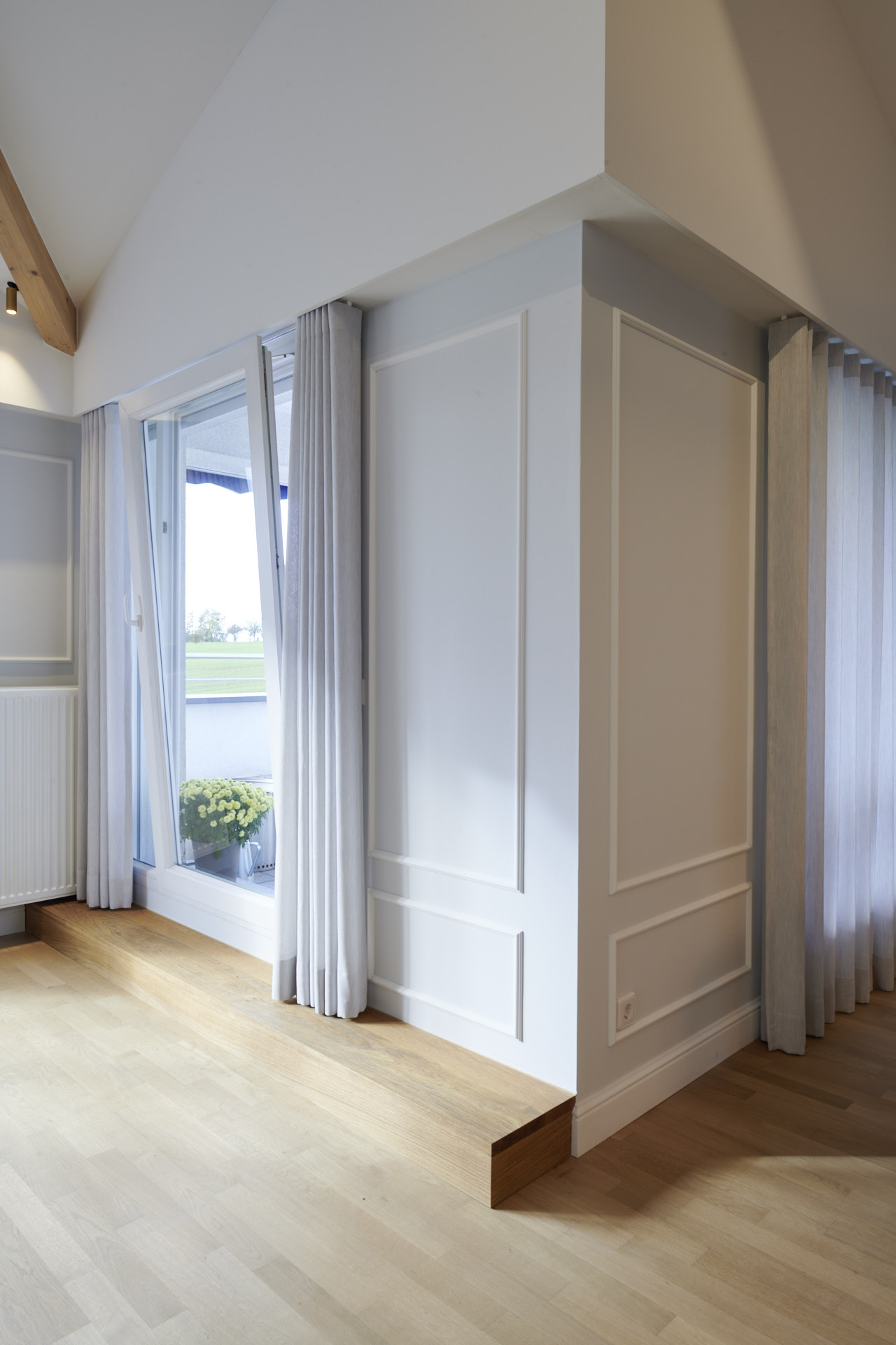 coin mural tentures moulures parquet