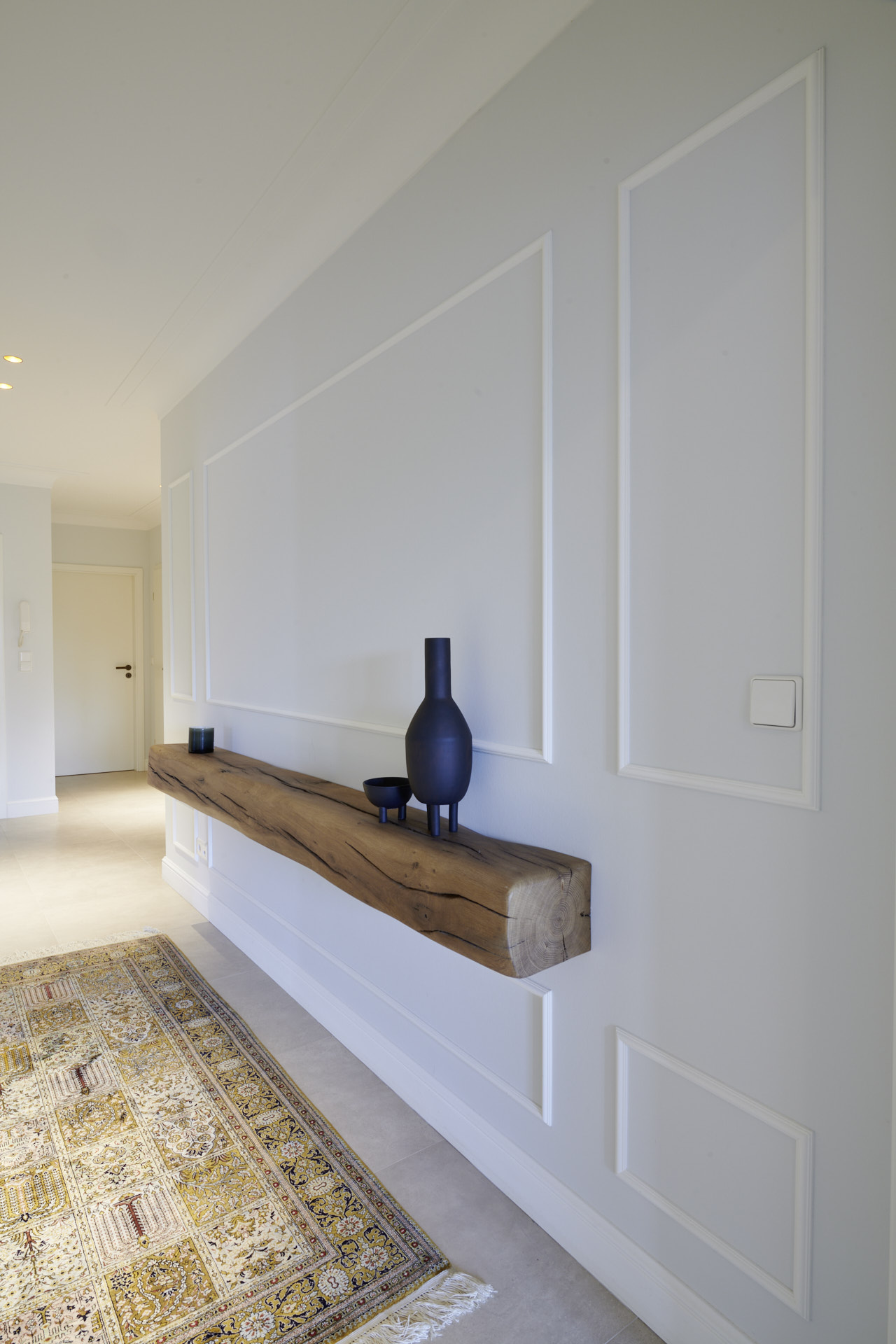 Mur moulures poutres ancienne, couloir tapis
