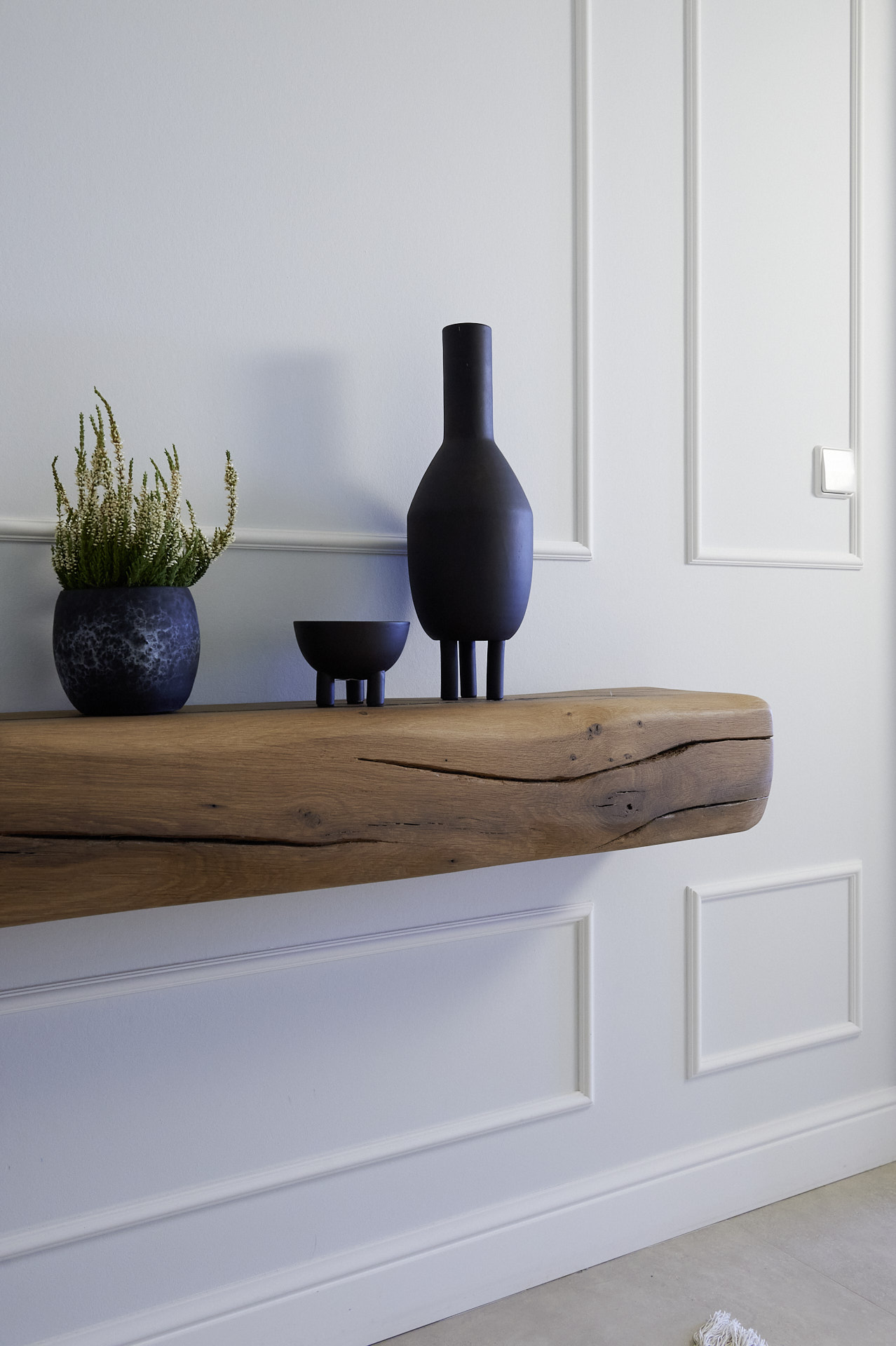mur moulures, poutre ancienne deco