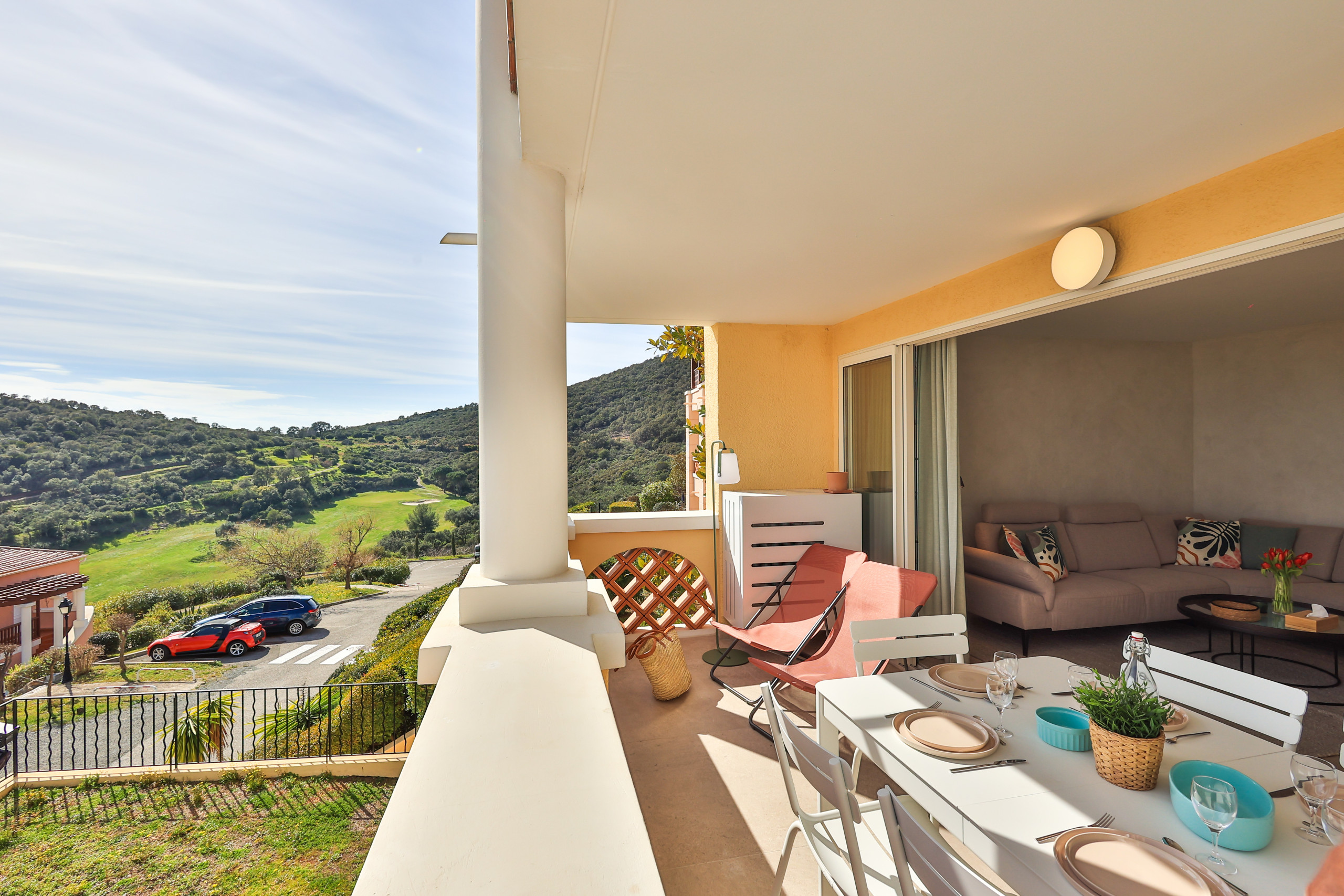 Appartement contemporain au Cap d’Estérel sur la Côte d’Azur, baigné de lumière naturelle et pensé pour une location saisonnière haut de gamme face à la mer