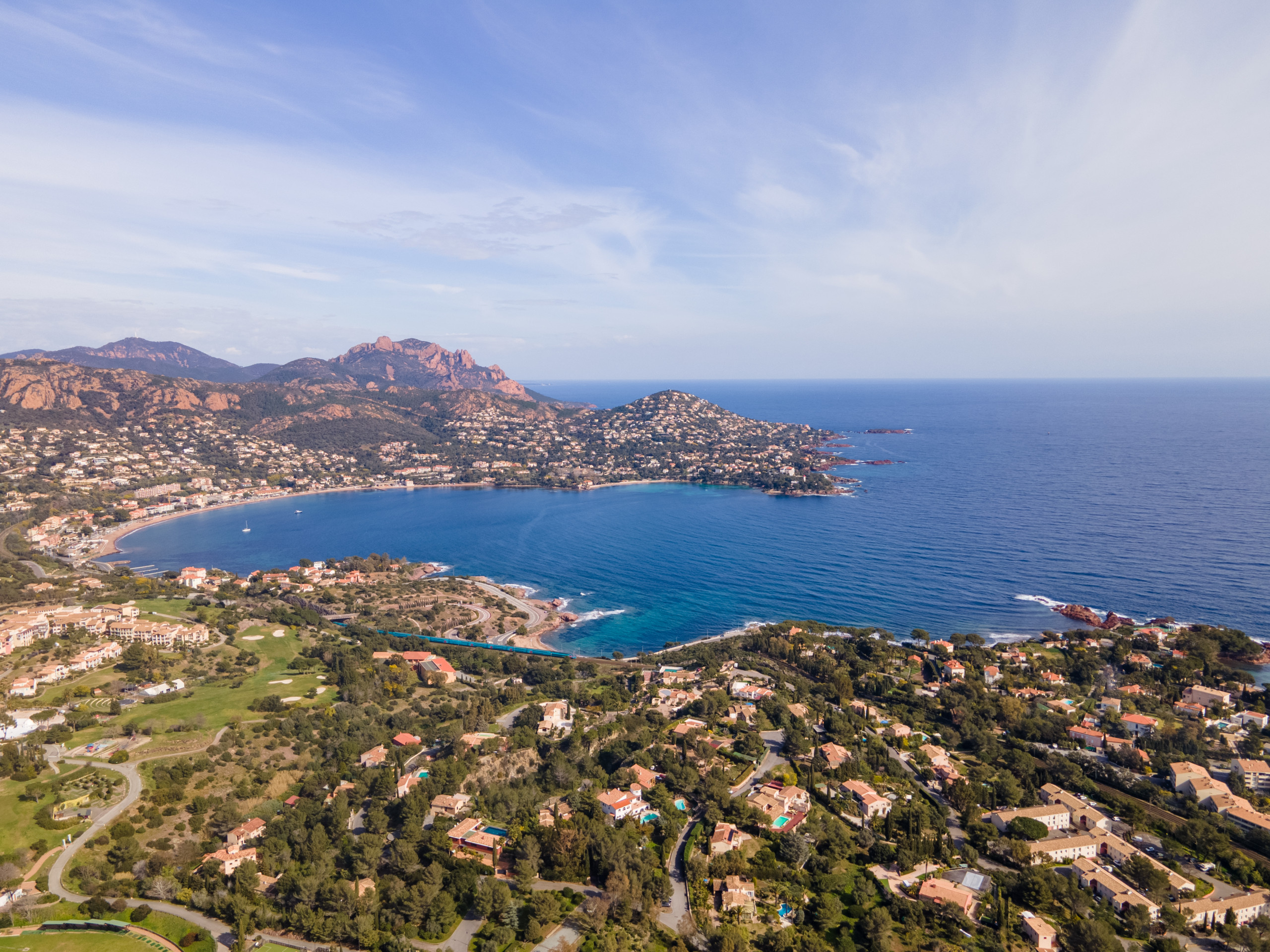 Appartement contemporain au Cap d’Estérel sur la Côte d’Azur, baigné de lumière naturelle et pensé pour une location saisonnière haut de gamme face à la mer