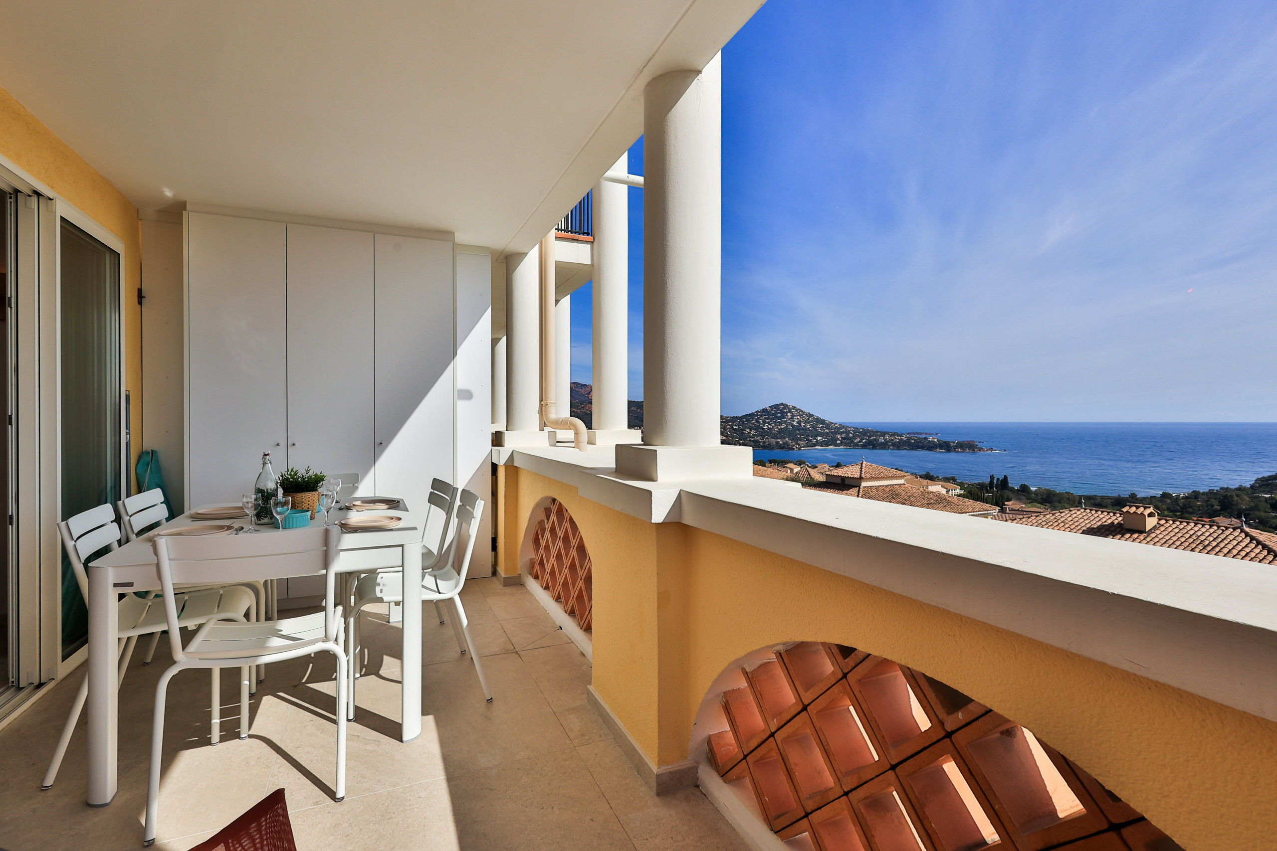Appartement contemporain au Cap d’Estérel sur la Côte d’Azur, baigné de lumière naturelle et pensé pour une location saisonnière haut de gamme face à la mer