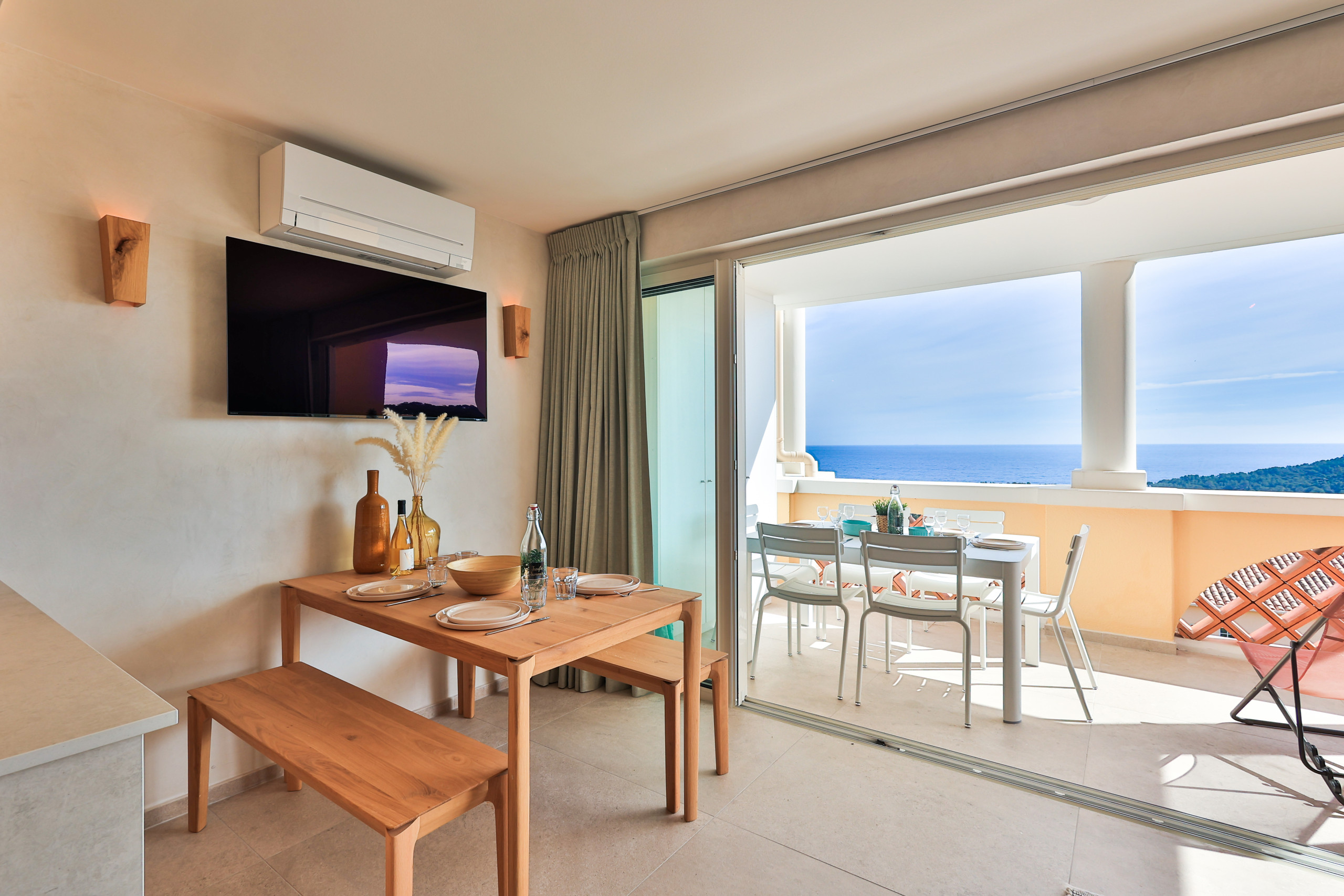 Appartement contemporain au Cap d’Estérel sur la Côte d’Azur, baigné de lumière naturelle et pensé pour une location saisonnière haut de gamme face à la mer