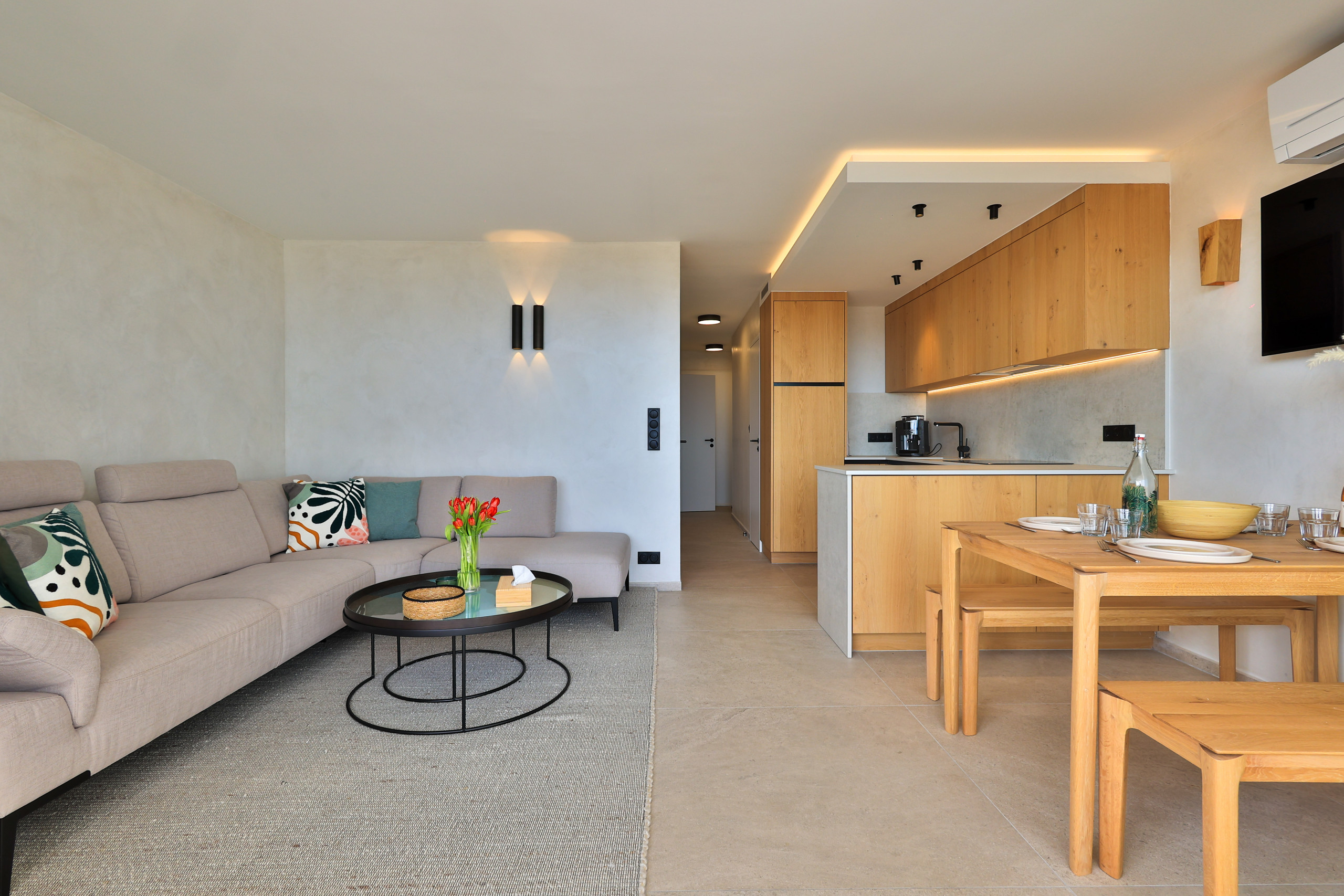 Appartement contemporain au Cap d’Estérel sur la Côte d’Azur, baigné de lumière naturelle et pensé pour une location saisonnière haut de gamme face à la mer
