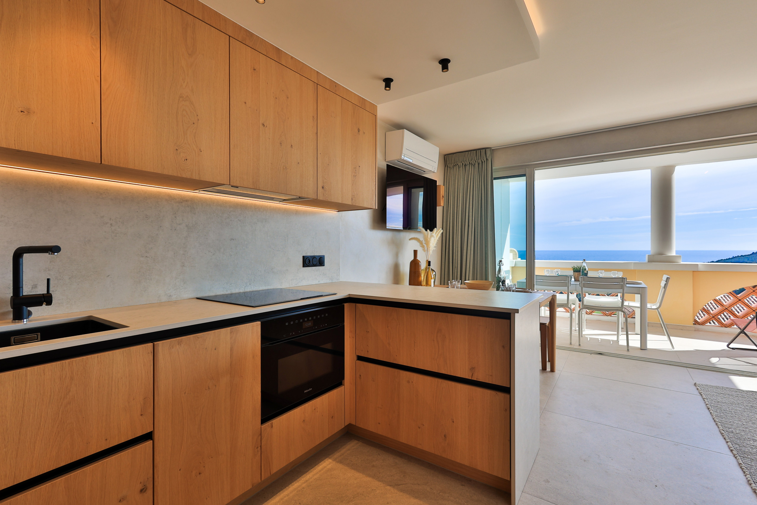 Appartement contemporain au Cap d’Estérel sur la Côte d’Azur, baigné de lumière naturelle et pensé pour une location saisonnière haut de gamme face à la mer