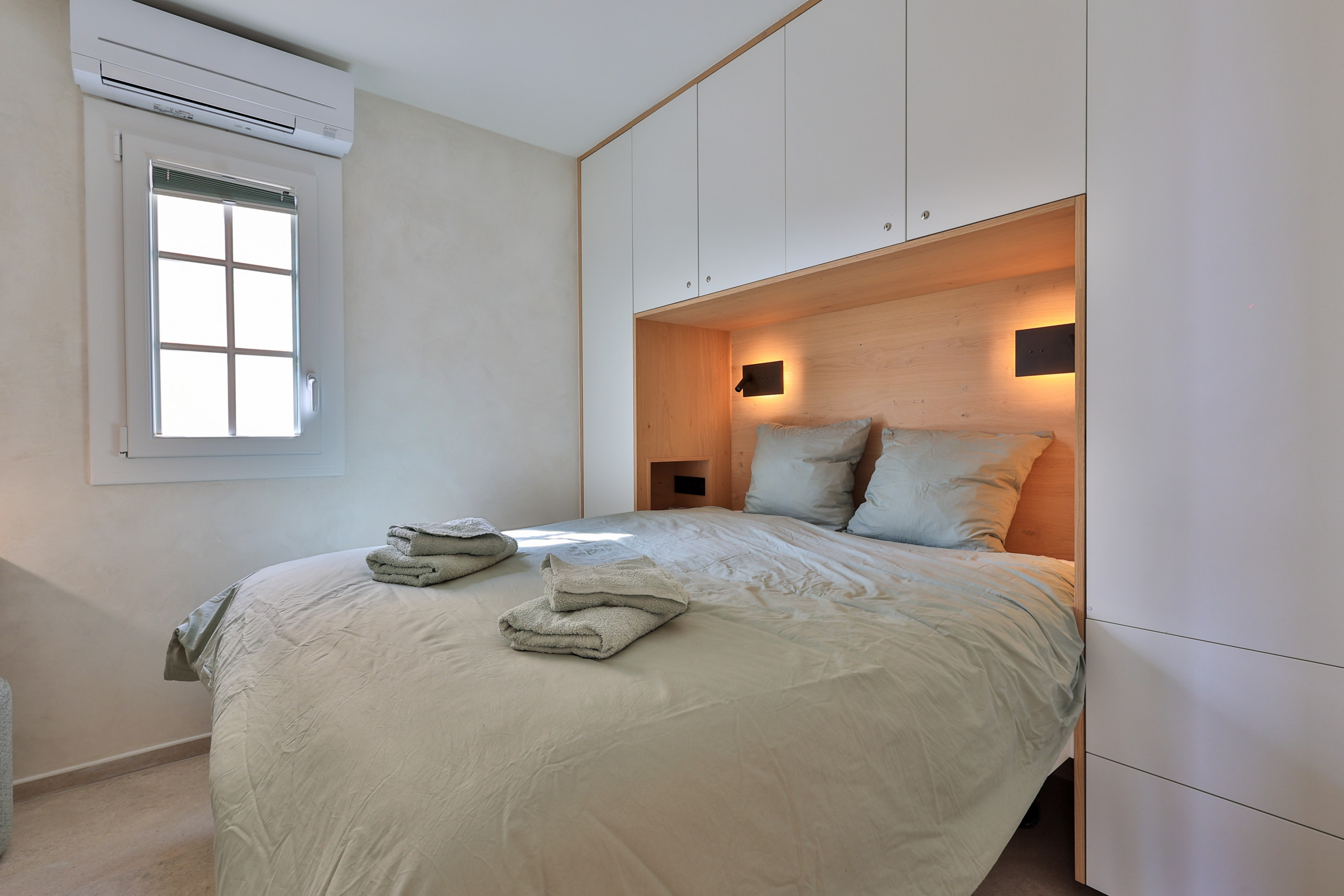 Appartement contemporain au Cap d’Estérel sur la Côte d’Azur, baigné de lumière naturelle et pensé pour une location saisonnière haut de gamme face à la mer