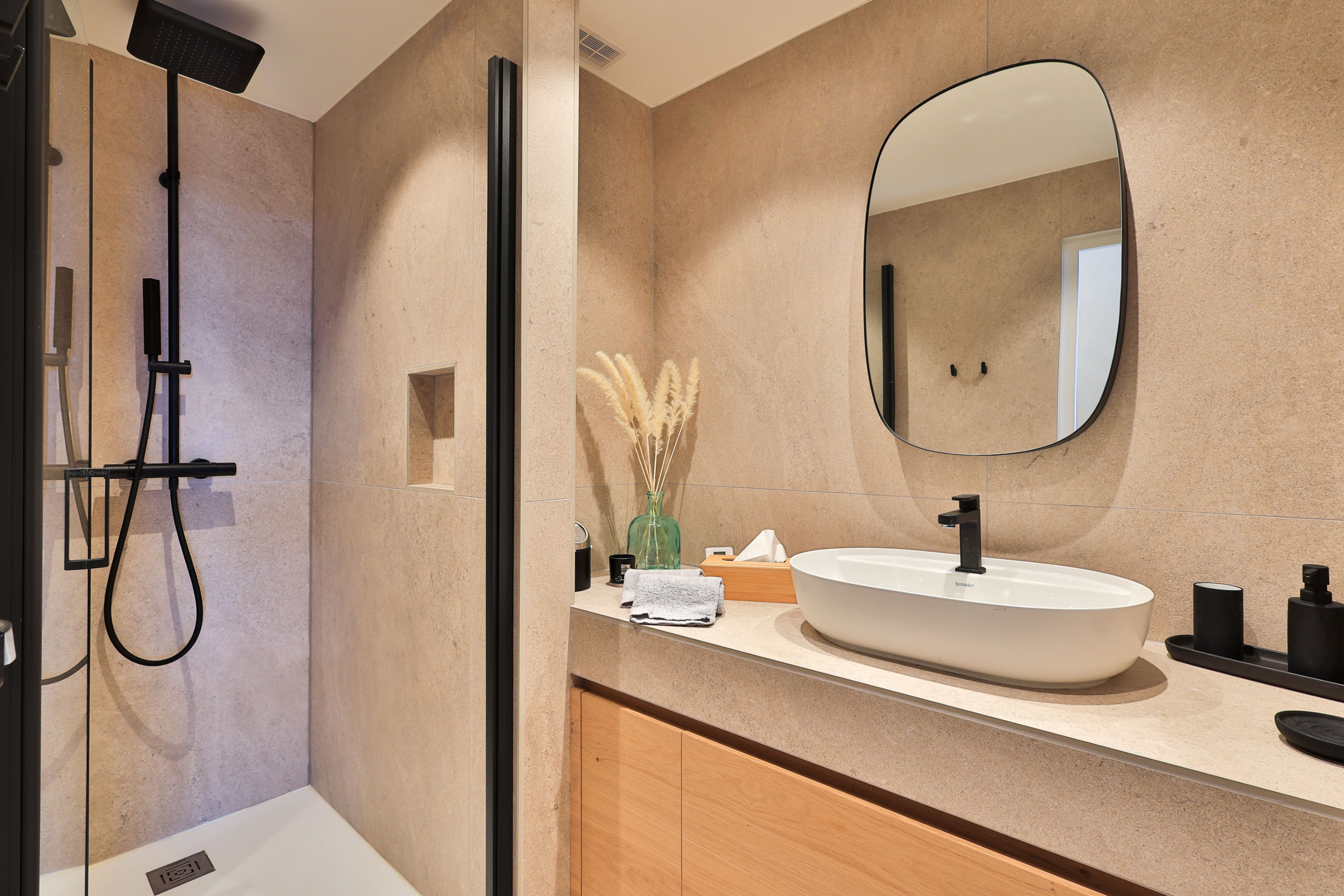 Appartement contemporain au Cap d’Estérel sur la Côte d’Azur, baigné de lumière naturelle et pensé pour une location saisonnière haut de gamme face à la mer