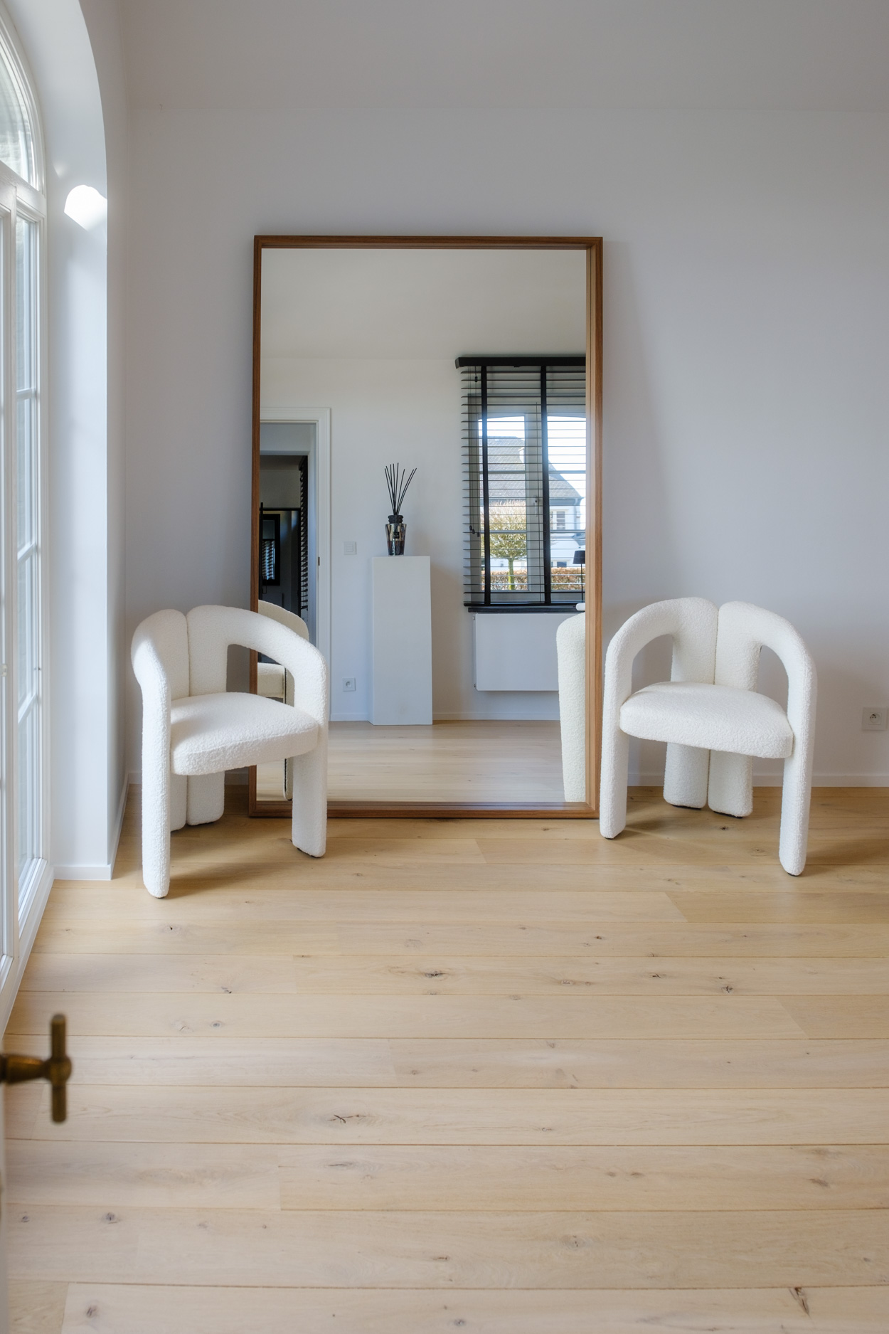 Bureau contemporain avec bureau sur mesure aux lignes organiques, mobilier en noyer et niches murales éclairée