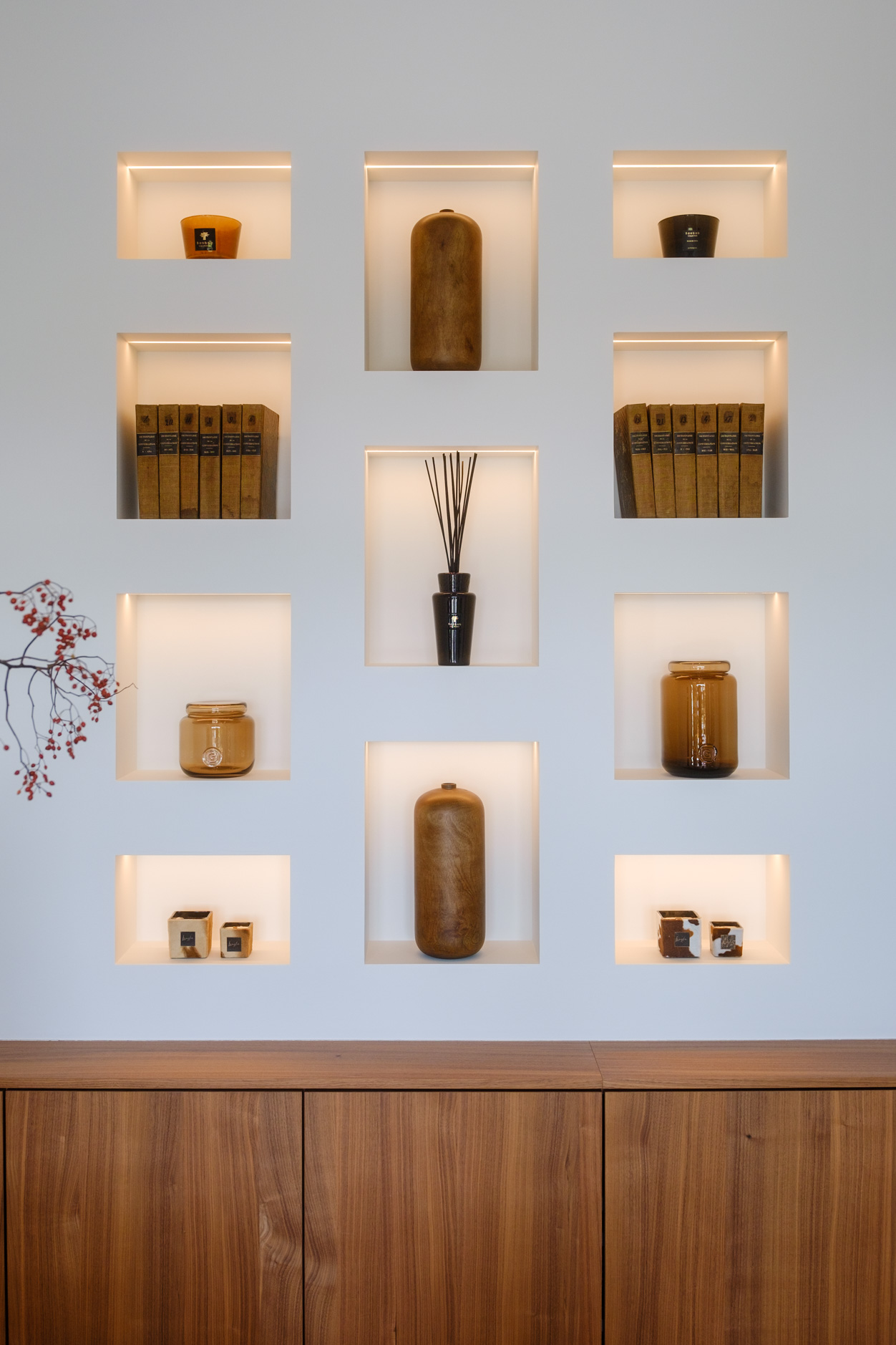 Bureau contemporain avec bureau sur mesure aux lignes organiques, mobilier en noyer et niches murales éclairées