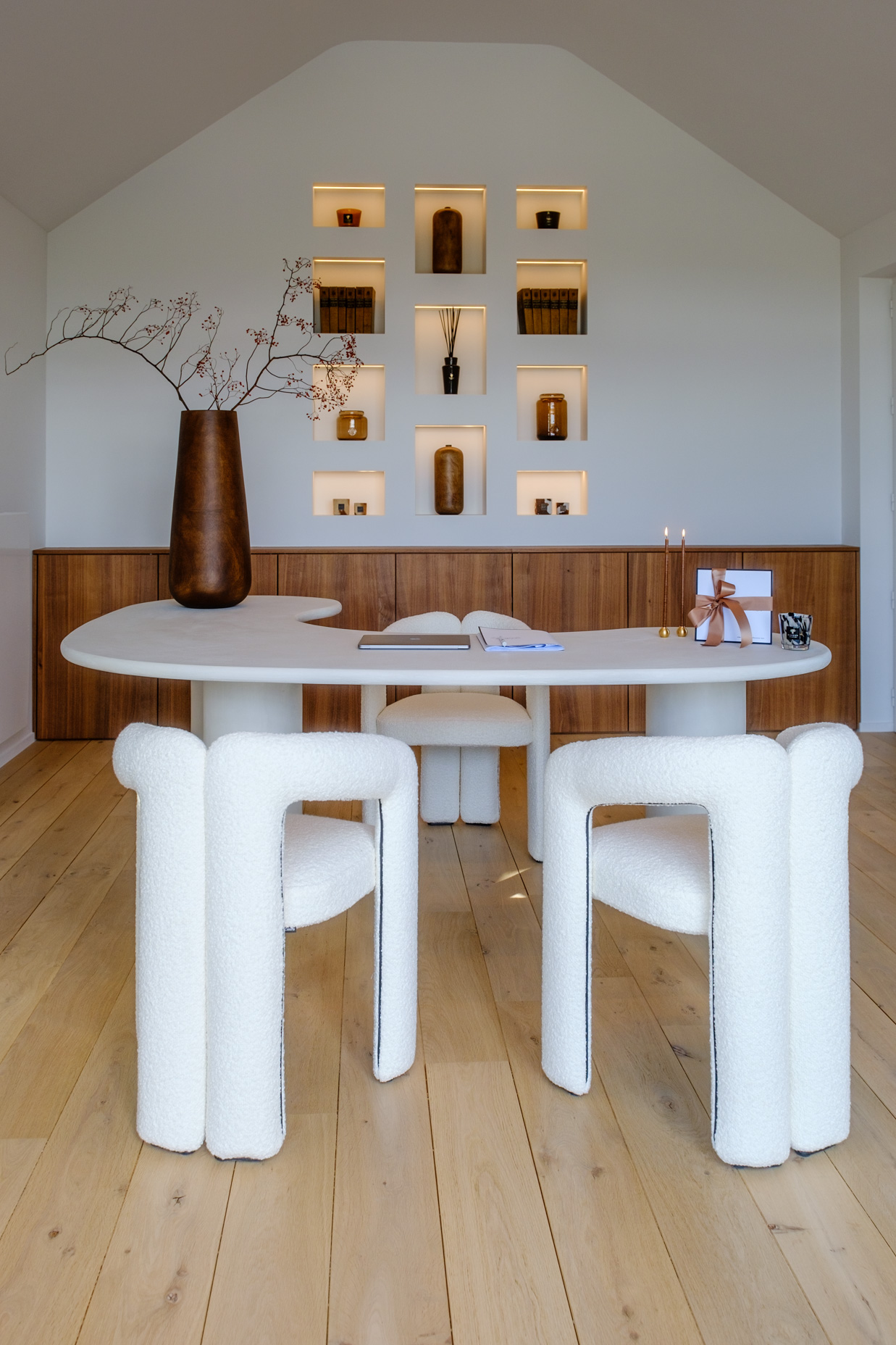 Bureau contemporain avec bureau sur mesure aux lignes organiques, mobilier en noyer et niches murales éclairées