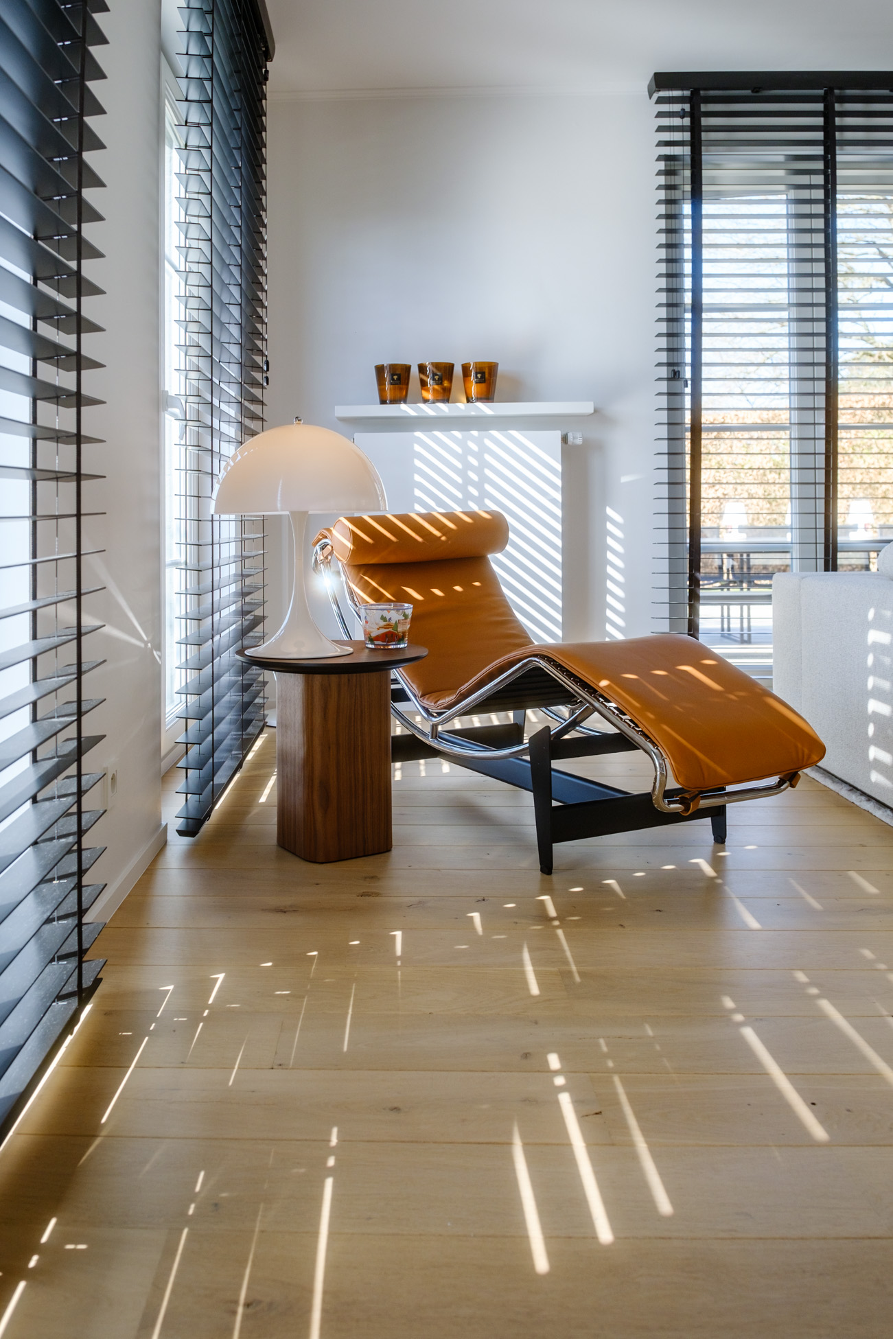 Salle à manger contemporaine avec mobilier sur mesure en noyer, table sculpturale et verrière ouvrant sur la cuisine