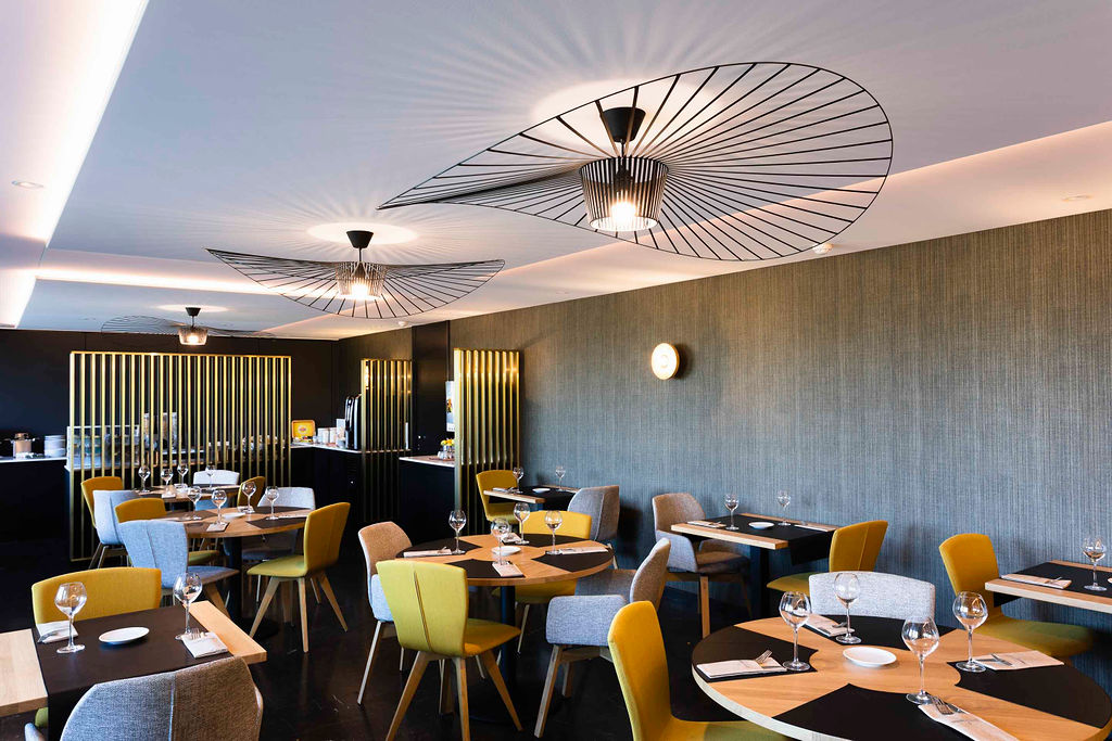 Salle de la brasserie Saveurs à la Clé de l’Hôtel-Restaurant Les 3 Clés à Gembloux, avec mobilier contemporain, luminaires design et ambiance chaleureuse