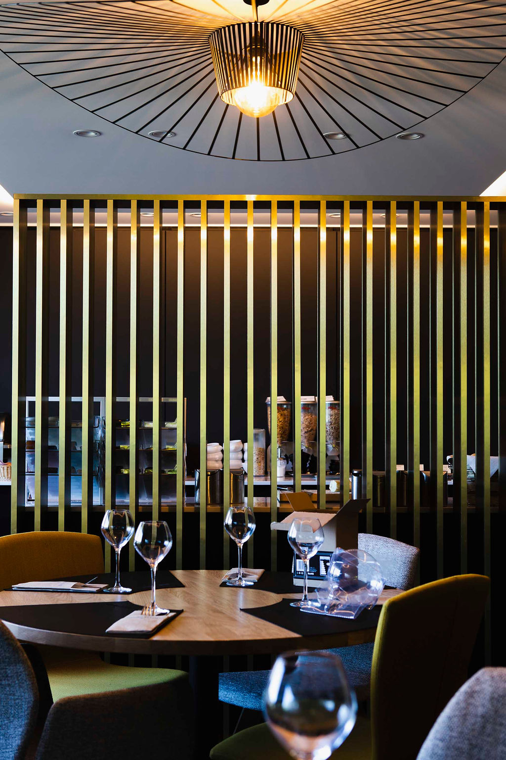 Salle de la brasserie Saveurs à la Clé de l’Hôtel-Restaurant Les 3 Clés à Gembloux, avec mobilier contemporain, luminaires design et ambiance chaleureuse