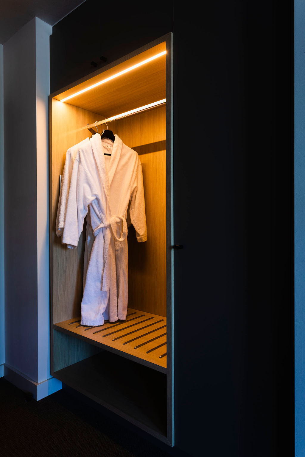 Chambre contemporaine de l’Hôtel Les 3 Clés à Gembloux, avec mobilier sur mesure, textiles raffinés, papier peint structuré et détails en laiton dans une ambiance haut de gamme et apaisante