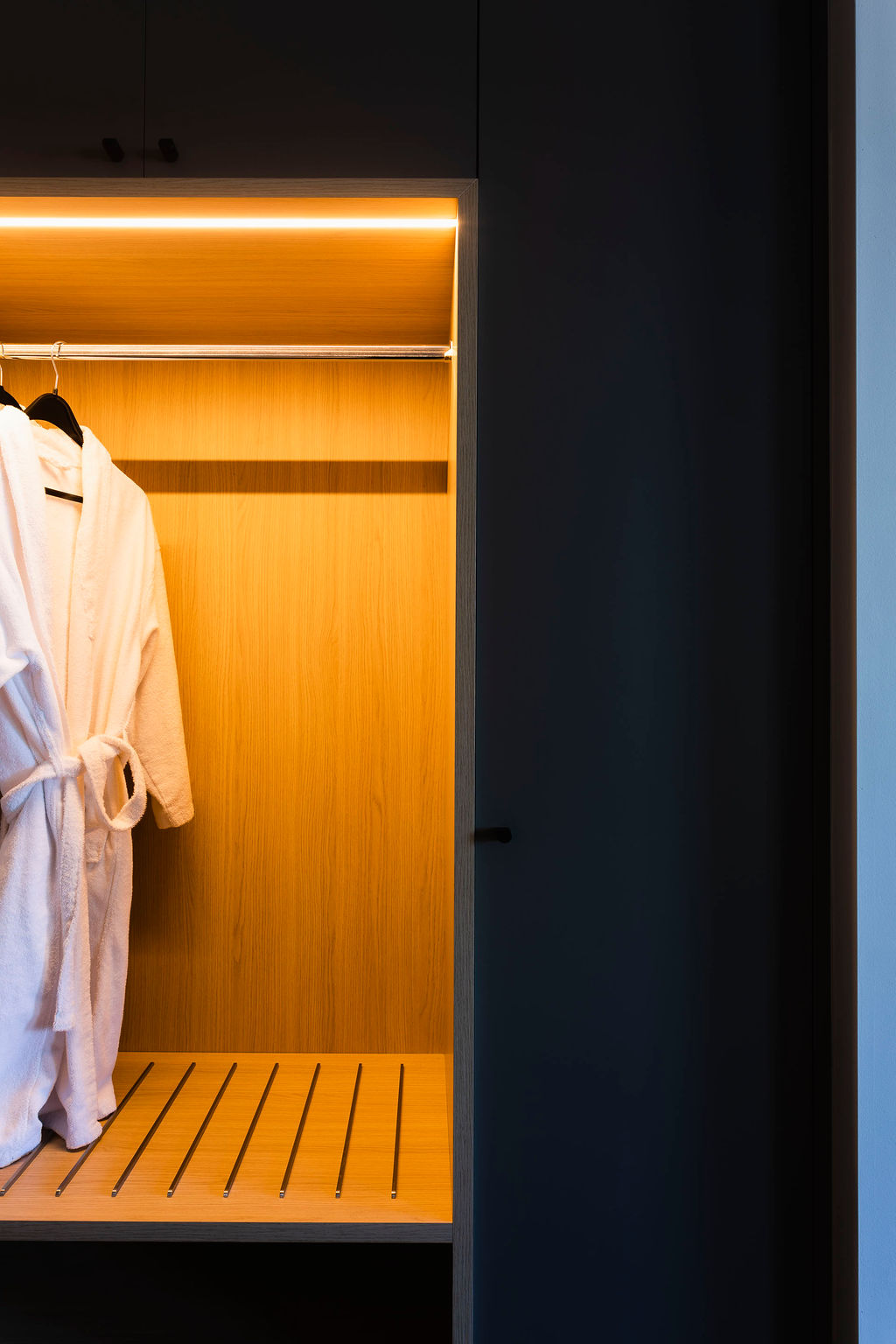 Chambre contemporaine de l’Hôtel Les 3 Clés à Gembloux, avec mobilier sur mesure, textiles raffinés, papier peint structuré et détails en laiton dans une ambiance haut de gamme et apaisante