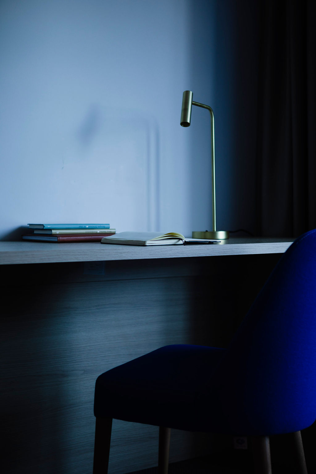 Chambre contemporaine de l’Hôtel Les 3 Clés à Gembloux, avec mobilier sur mesure, textiles raffinés, papier peint structuré et détails en laiton dans une ambiance haut de gamme et apaisante
