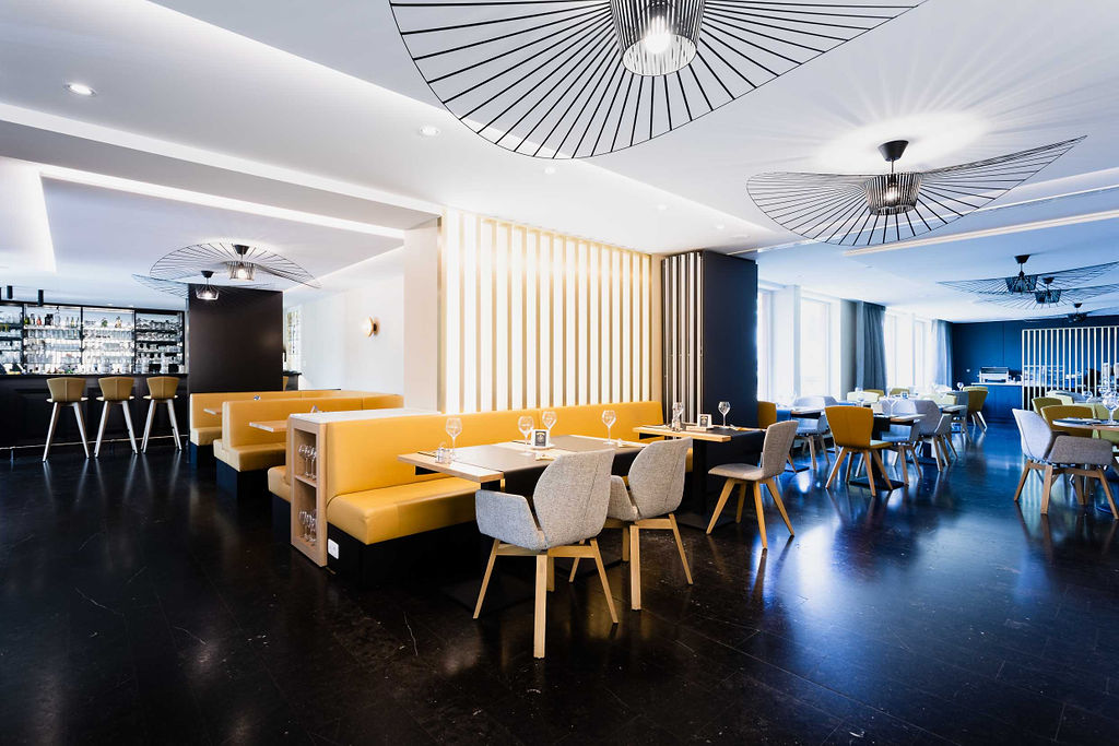 Salle de la brasserie Saveurs à la Clé de l’Hôtel-Restaurant Les 3 Clés à Gembloux, avec mobilier contemporain, luminaires design et ambiance chaleureuse
