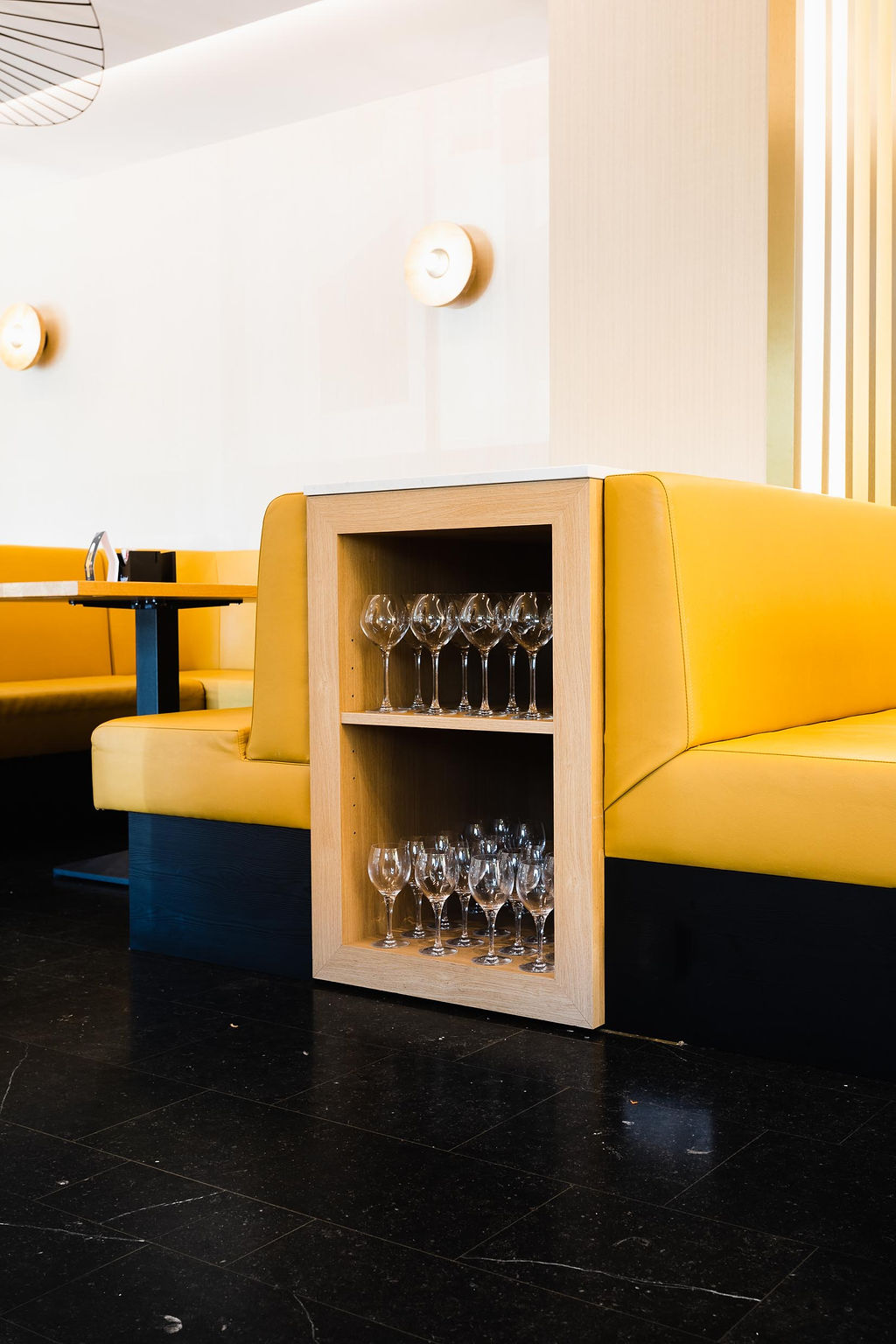 Salle de la brasserie Saveurs à la Clé de l’Hôtel-Restaurant Les 3 Clés à Gembloux, avec mobilier contemporain, luminaires design et ambiance chaleureuse