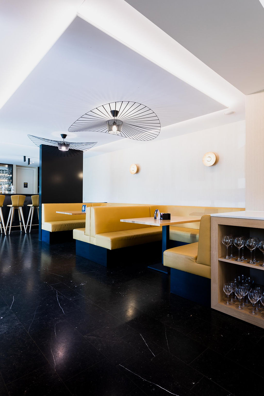 Salle de la brasserie Saveurs à la Clé de l’Hôtel-Restaurant Les 3 Clés à Gembloux, avec mobilier contemporain, luminaires design et ambiance chaleureuse