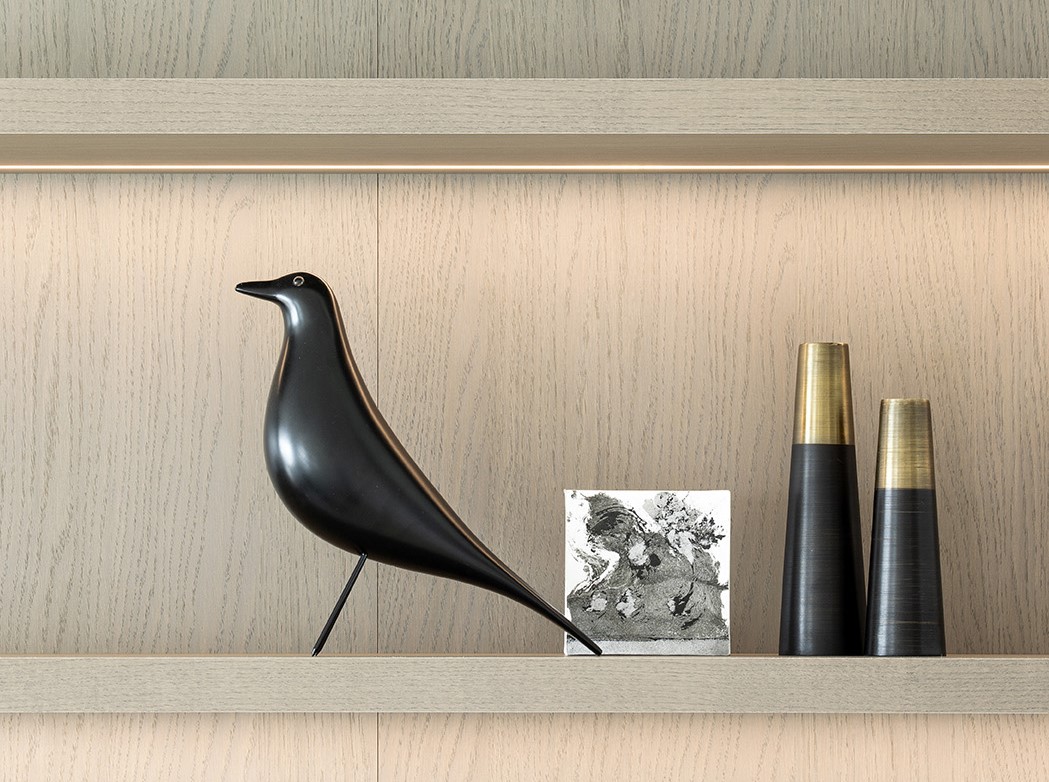 deco oiseau noir meuble en bois clair