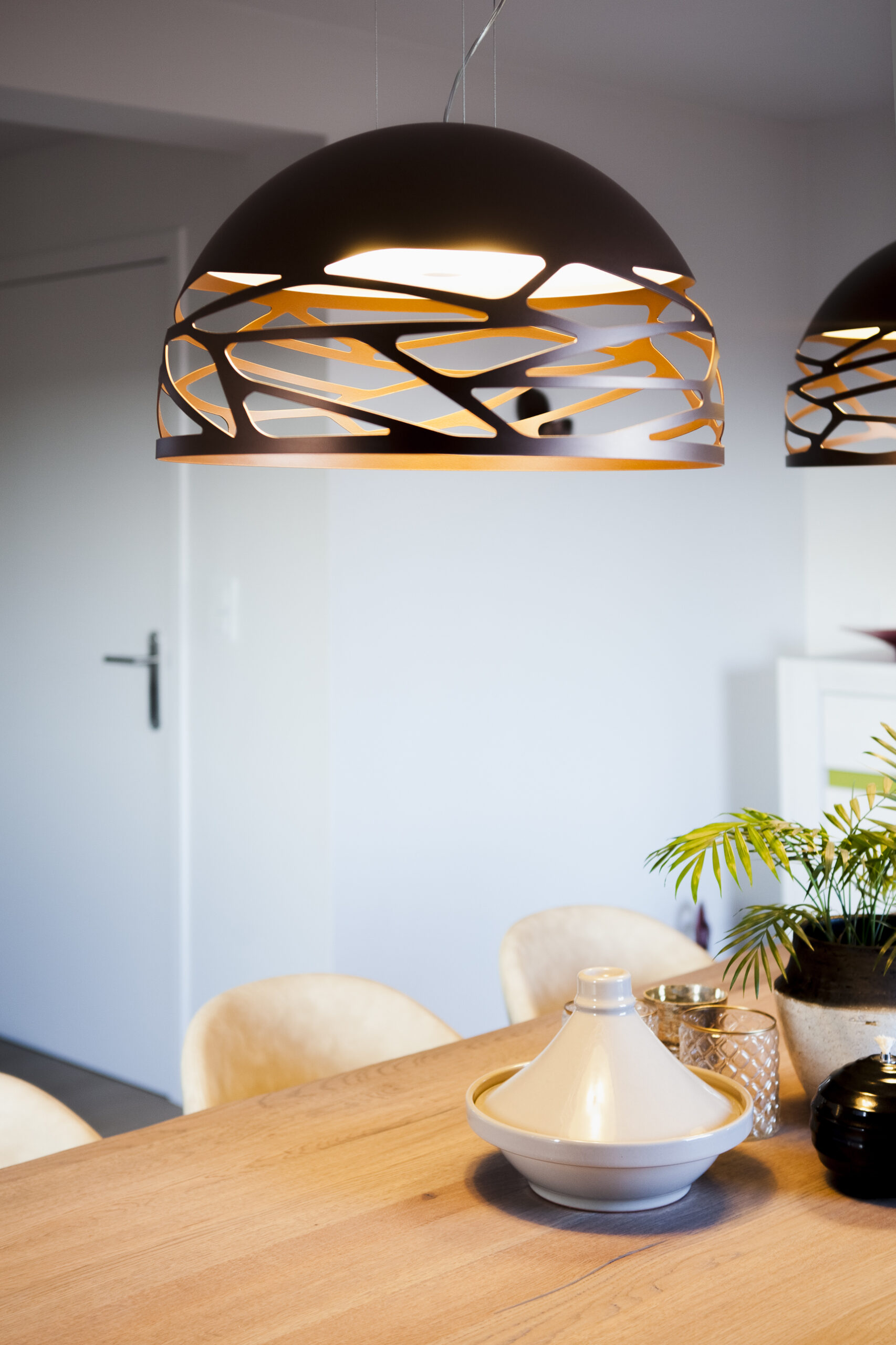 Salon contemporain, meubles sur mesure, chêne clair, suspensions salle a manger