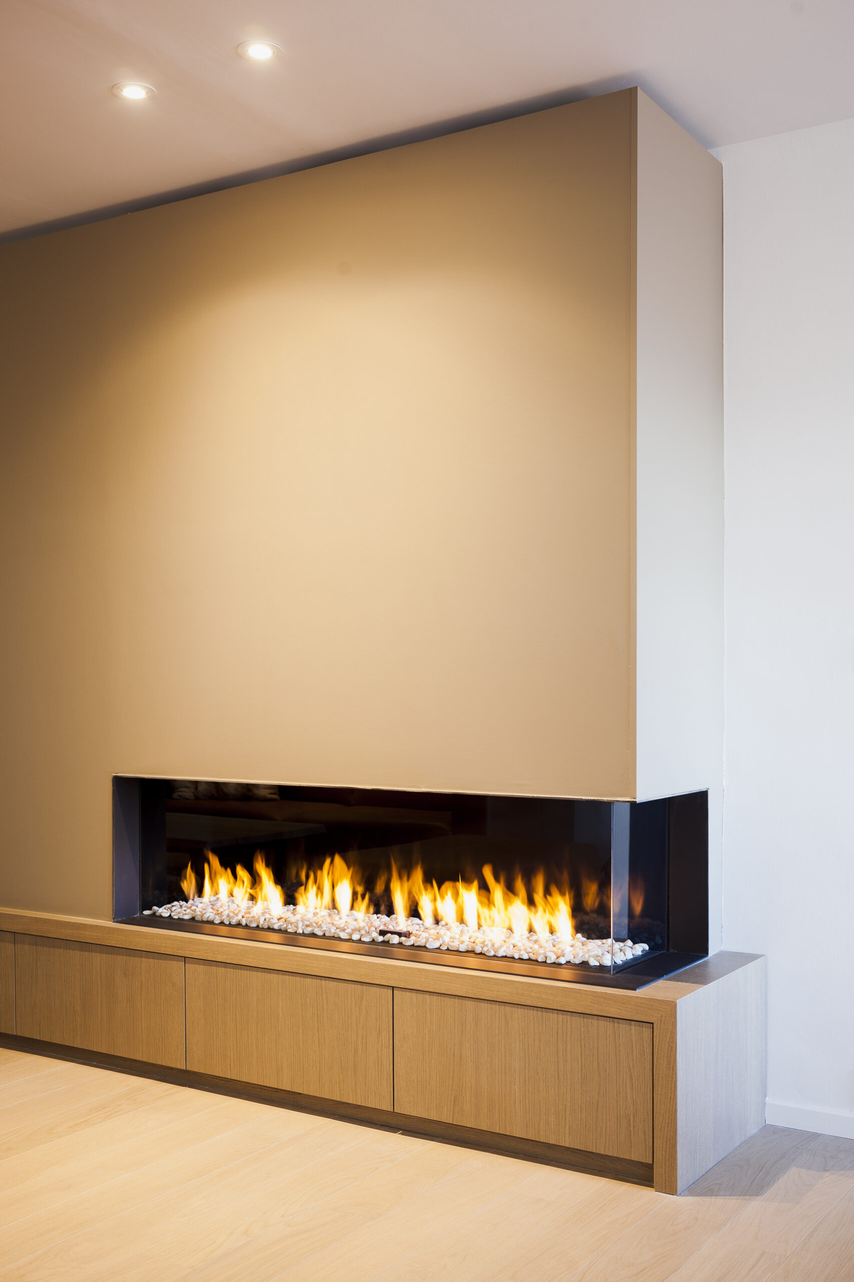 Salon contemporain, meubles sur mesure, chêne clair, meuble foyer