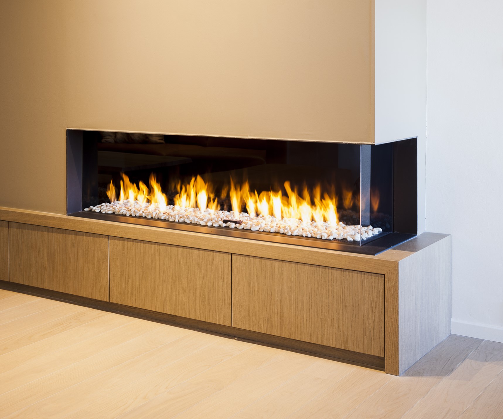 Salon contemporain, meubles sur mesure, chêne clair, foyer