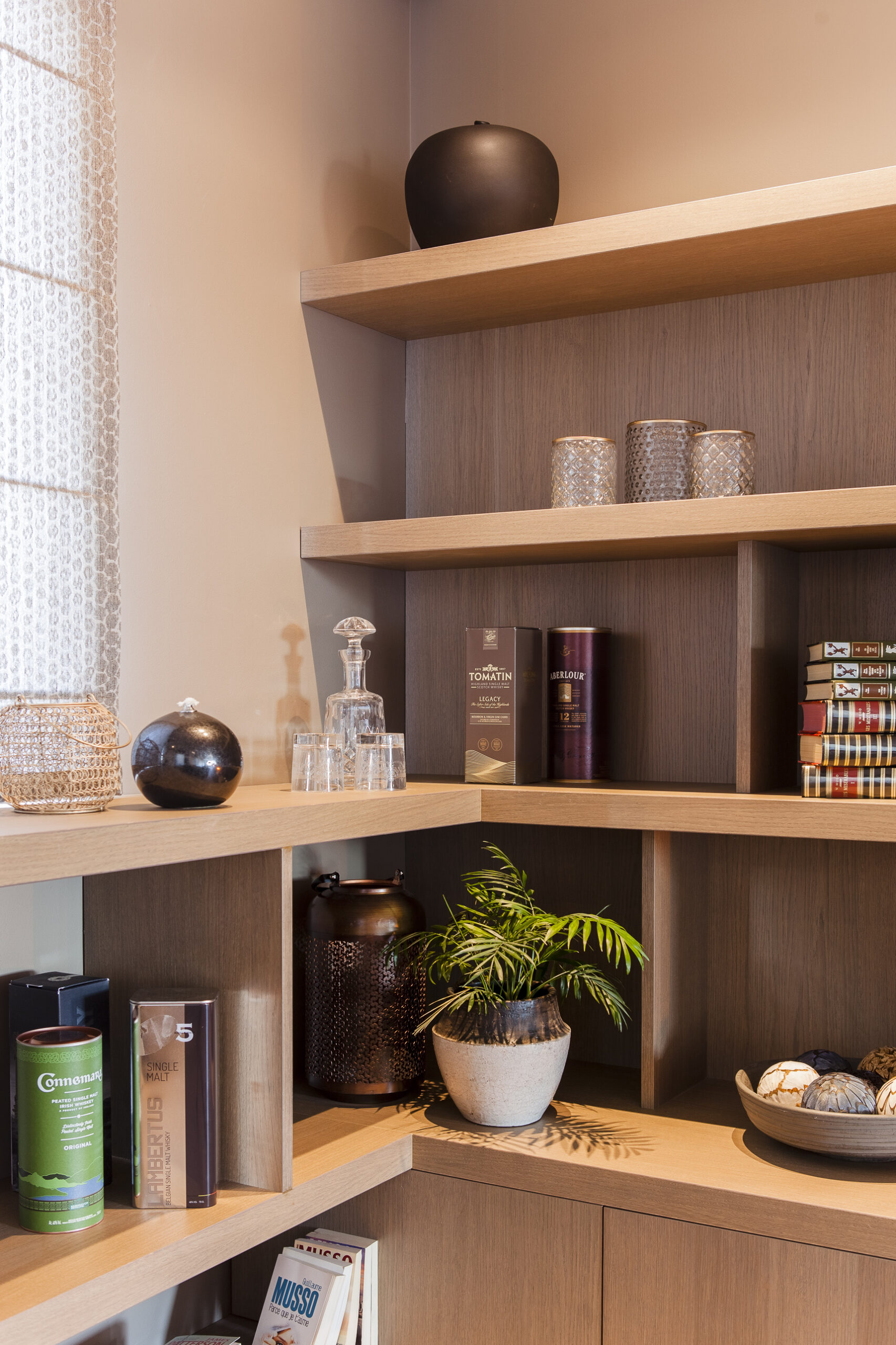 Salon contemporain, meubles sur mesure, chêne clair