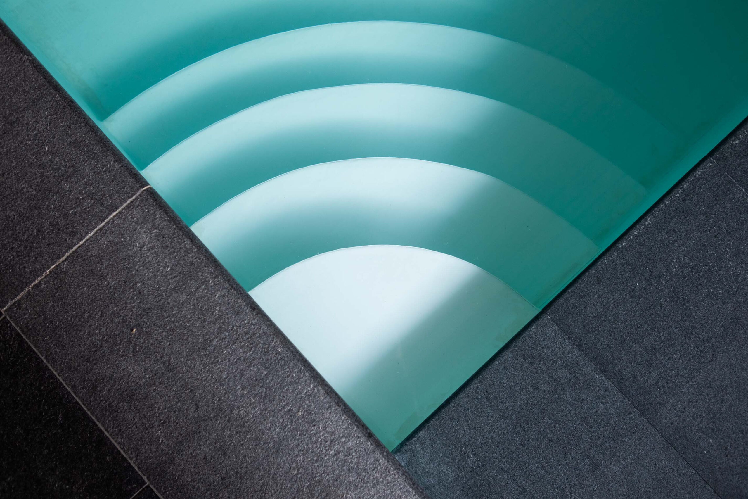 Piscine intérieure haut de gamme, contemporaine, bardage bois