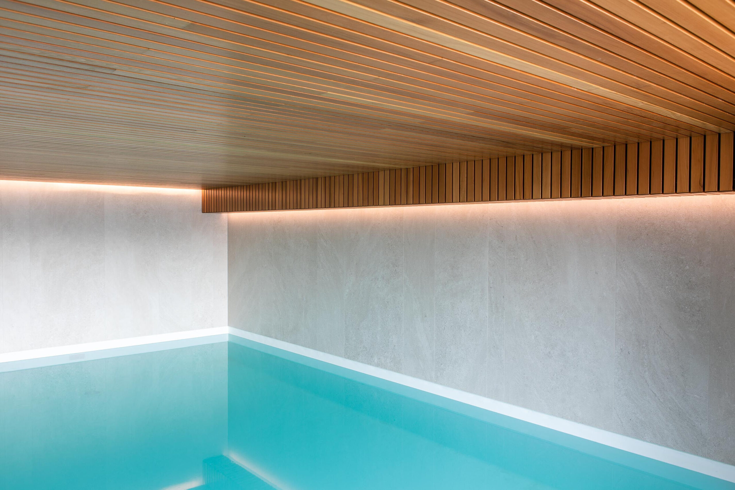 Piscine intérieure haut de gamme, contemporaine, bardage bois