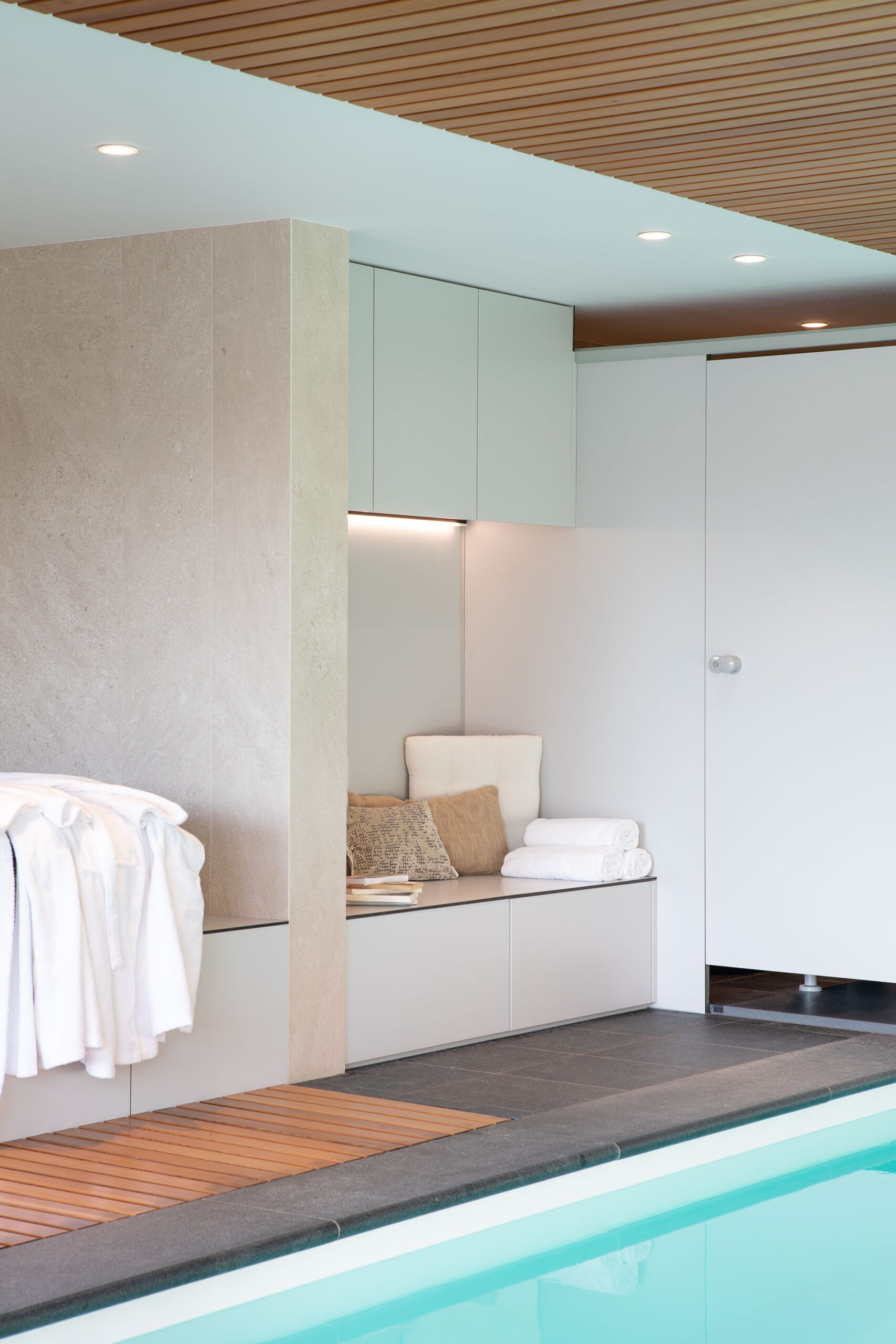 Piscine intérieure haut de gamme, contemporaine, bardage bois
