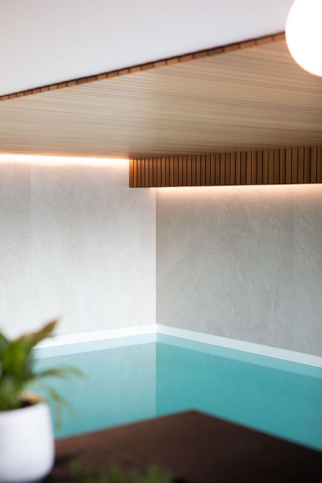 Piscine intérieure haut de gamme, contemporaine, bardage bois