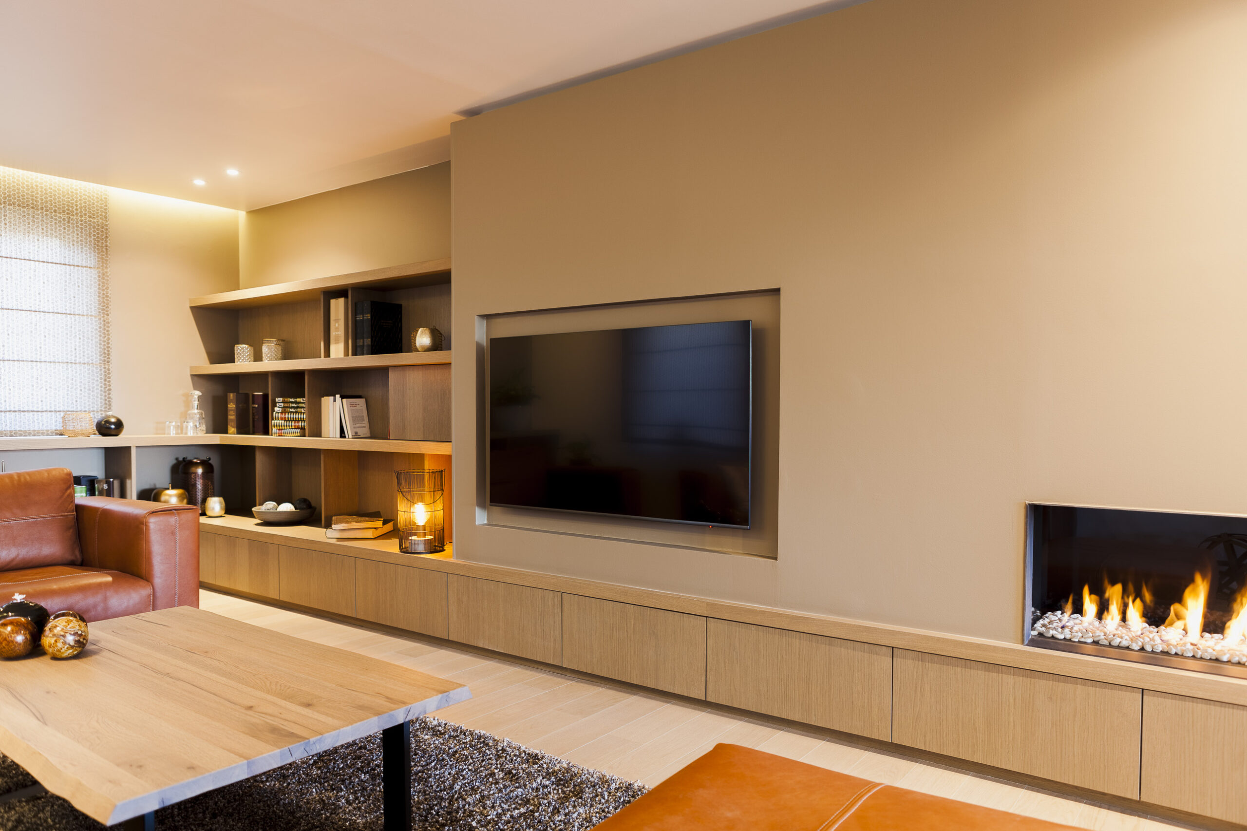 Salon contemporain, meubles sur mesure, chêne clair, meuble foyer