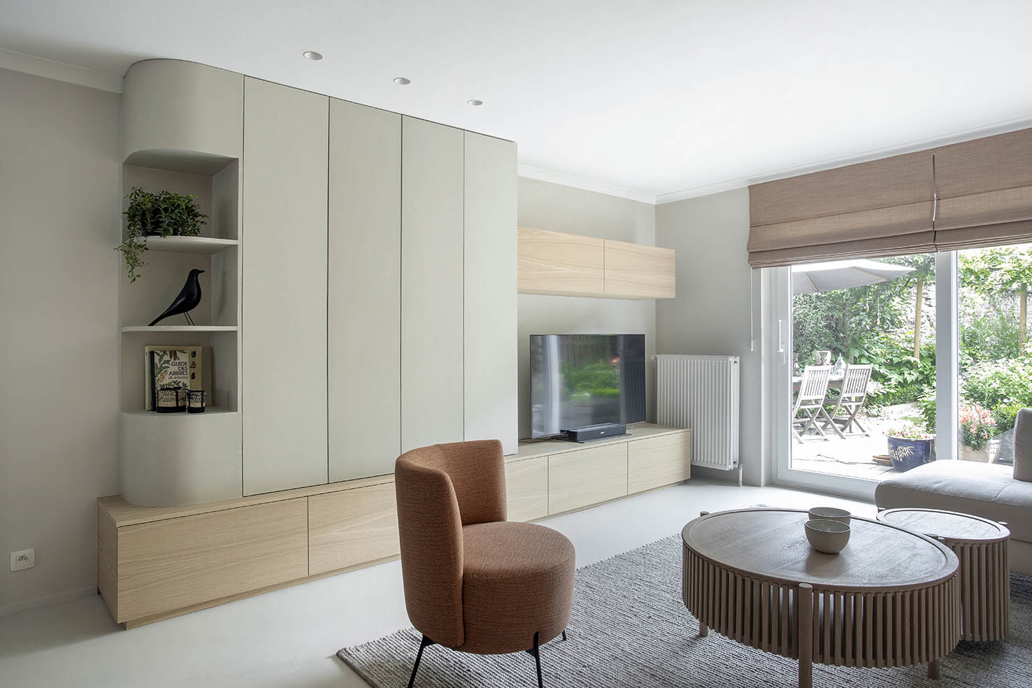 meuble sur mesure rangement et meuble TV, salon contemporain