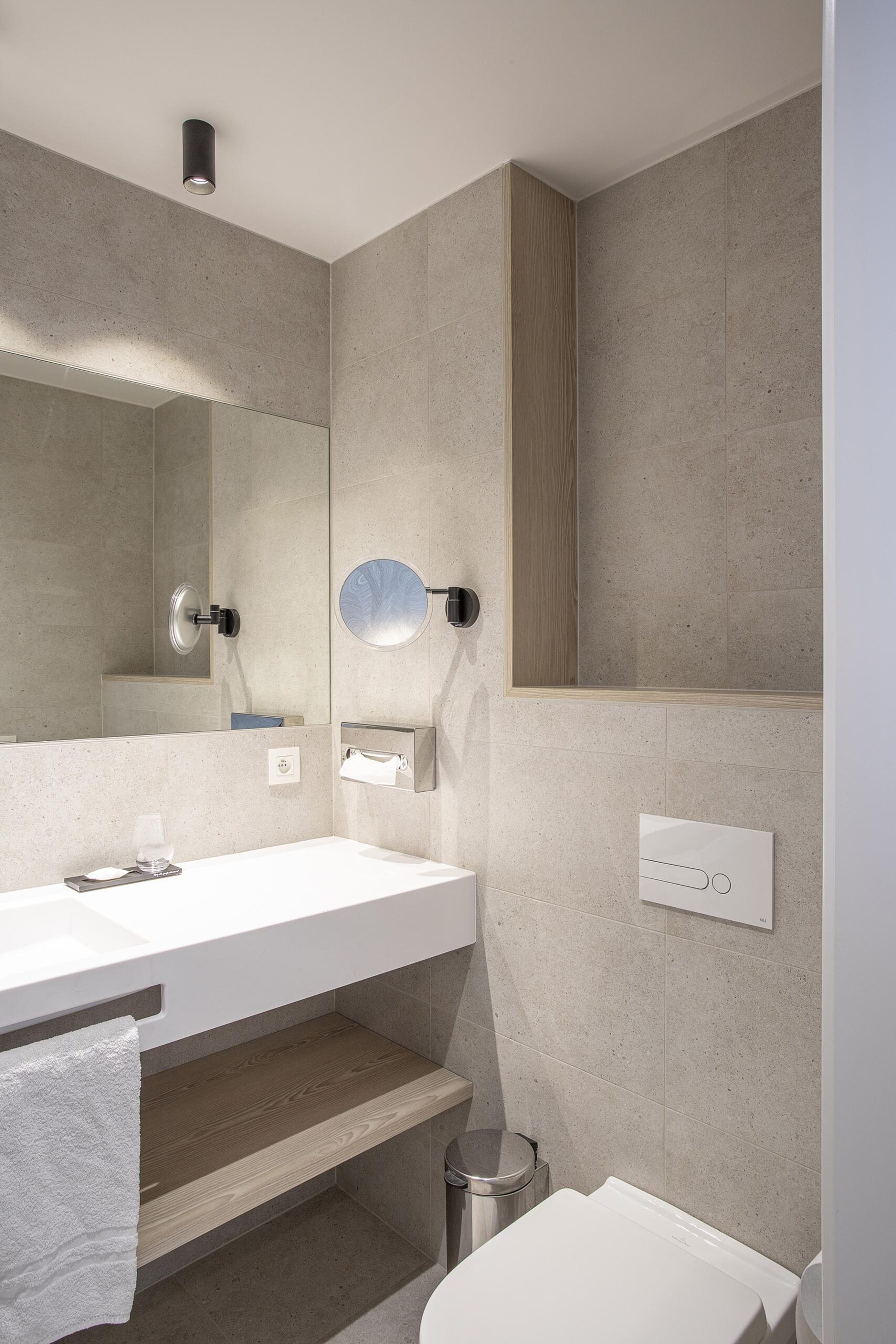 Chambre d’hôtel contemporaine aux 3 Clés à Gembloux, salle de douche