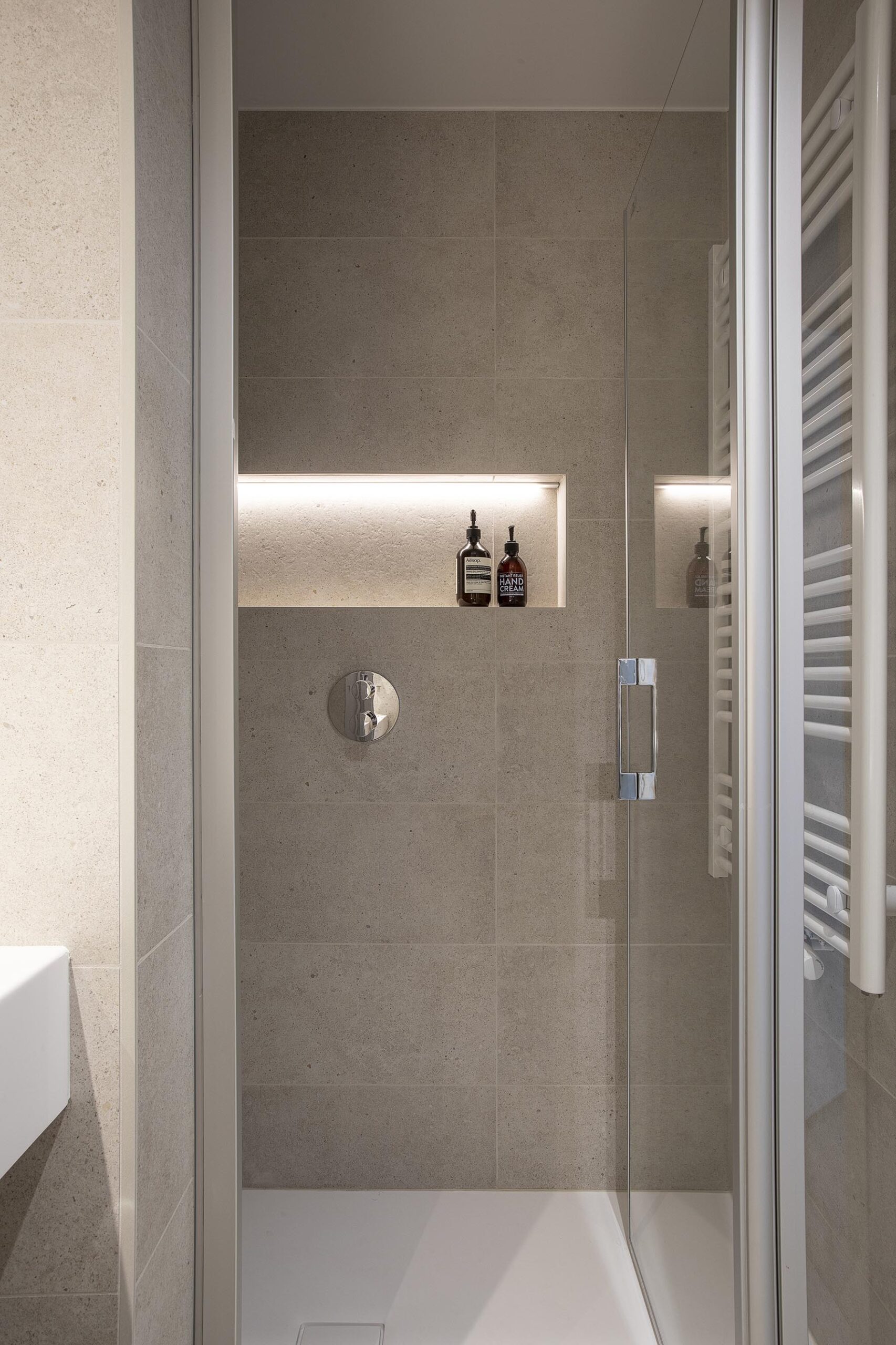 Chambre d’hôtel contemporaine aux 3 Clés à Gembloux, salle de douche