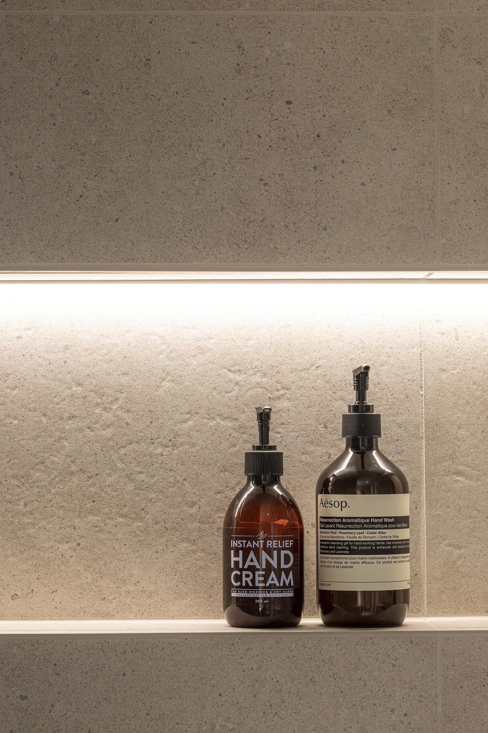 Chambre d’hôtel contemporaine aux 3 Clés à Gembloux, niche retro éclairée salle de douche