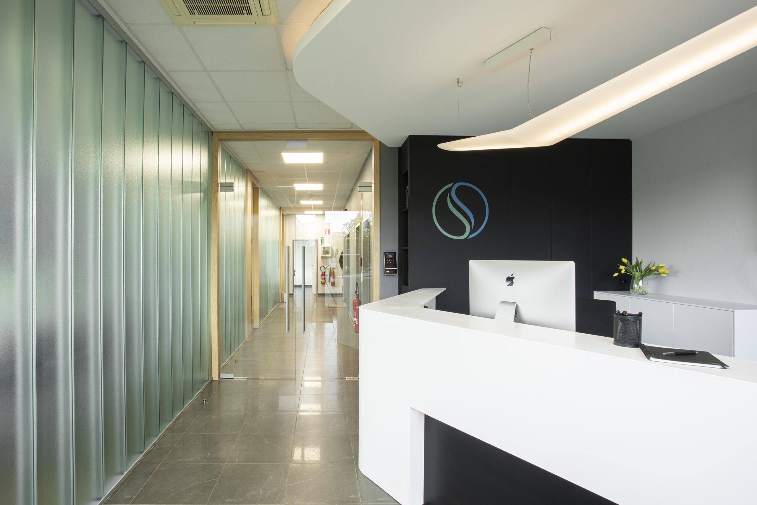 Aménagement intérieur contemporain pour une société pharmaceutique, avec lignes fluides, surfaces immaculées et éclairage maîtrisé dans un univers professionnel haut de gamme