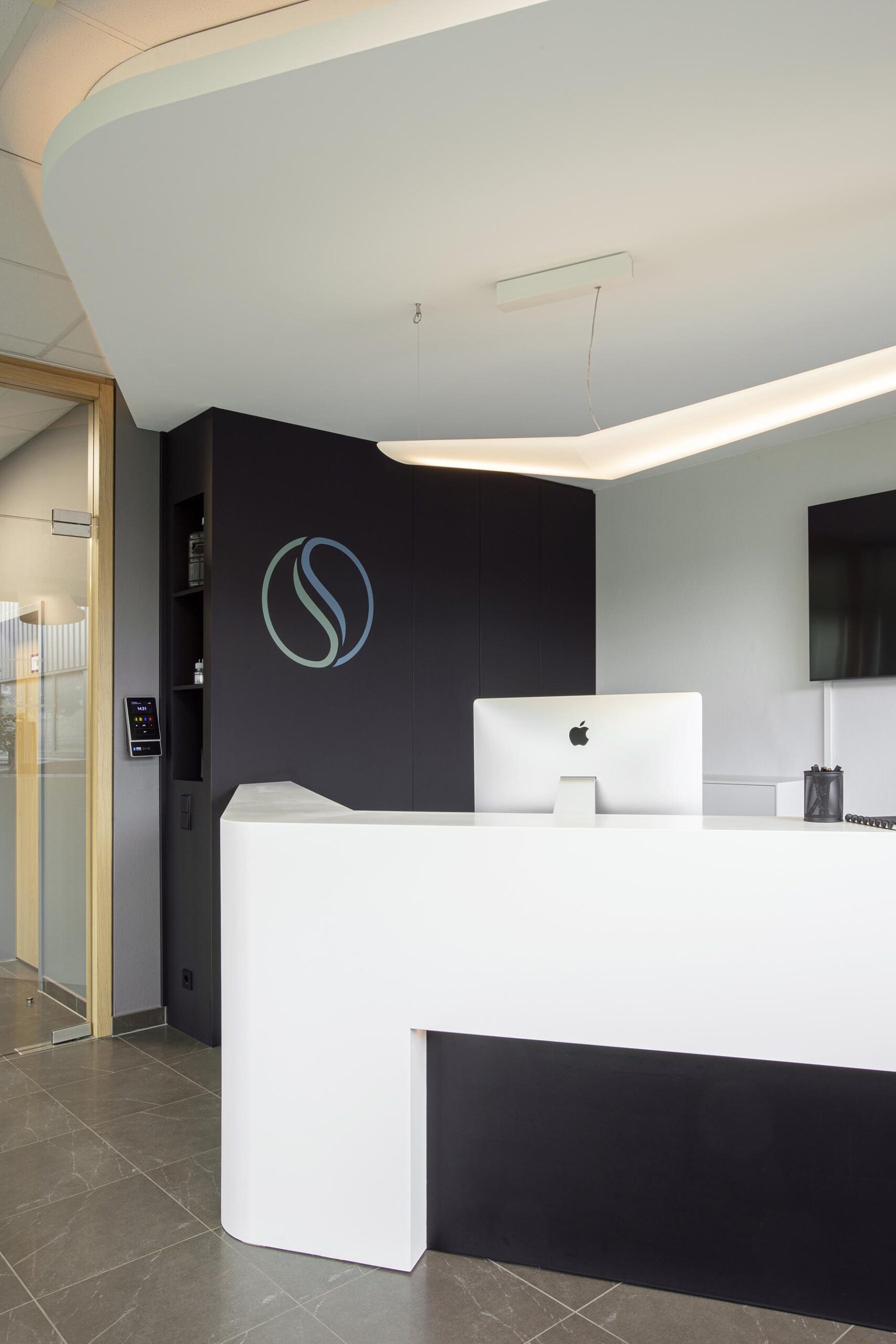 Aménagement intérieur contemporain pour une société pharmaceutique, avec lignes fluides, surfaces immaculées et éclairage maîtrisé dans un univers professionnel haut de gamme