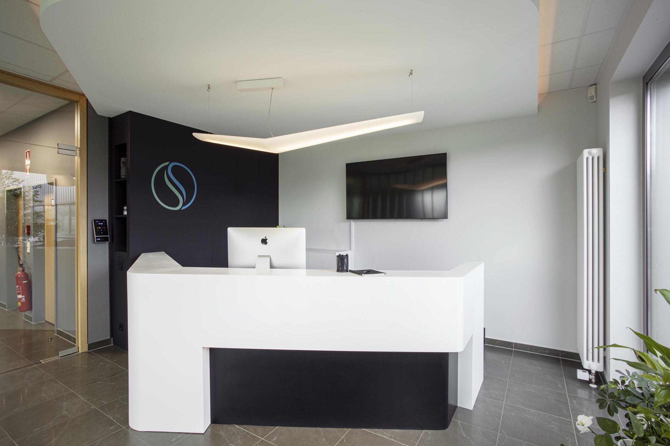 Aménagement intérieur contemporain pour une société pharmaceutique, avec lignes fluides, surfaces immaculées et éclairage maîtrisé dans un univers professionnel haut de gamme